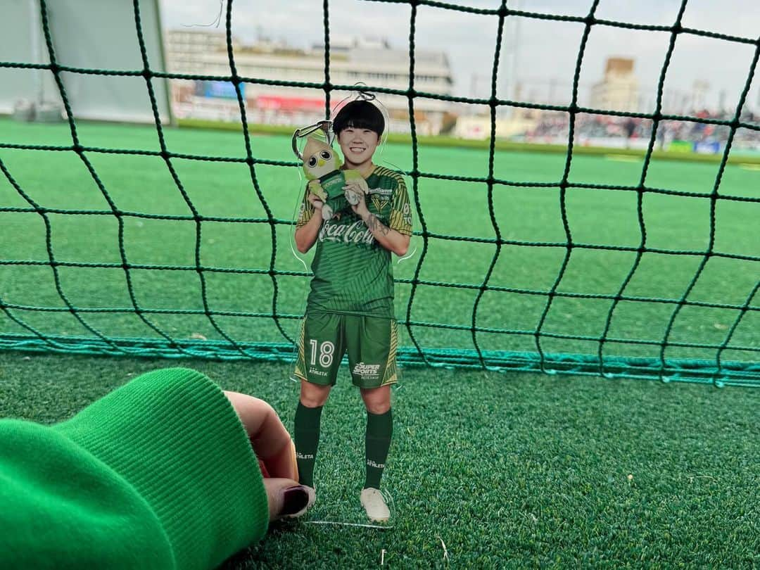 岩渕真奈さんのインスタグラム写真 - (岩渕真奈Instagram)「⚽️⚽️⚽️ ⁡ WEリーグにおじゃましてきました✌️ ⁡ 現役時代お世話になったベレーザで！ そして大好きなスタジアムの西が丘で！ 一緒にやってた仲間達や久しぶりに会うファンの皆さんに会えて楽しい時間でした☺️ ⁡ 「お疲れ様」と沢山の拍手をいただいて… 温かく迎えてくれた両サポーターのみなさん ありがとうございました💚❤️ ⁡ 試合は2-2の引き分け。 ベレーザ先制も勝ち切れず… 昨シーズン王者のレッズも強かったです✨ ベレーザも若くてこれからが楽しみなチームです💚 ⁡ 会場にはキッチンカーや沢山のブースが！ いろんな楽しみ方ができるWEリーグ ぜひ会場に足を運んでみてください🥰🥰🥰 ⁡ くじ引きやったらここなちゃん登場💫 はじめましてっ🙇‍♀️笑 ⁡ 明壽庵さんからパン 明治さんからグミとチョコレート たくさんいただいて幸せー✌️🍞🍫 ありがとうございました！ ⁡ #weリーグ #ベレーザ #レッズ #明壽庵 #meiji #明治 #PR」11月23日 16時17分 - iwabuchi.m_jp