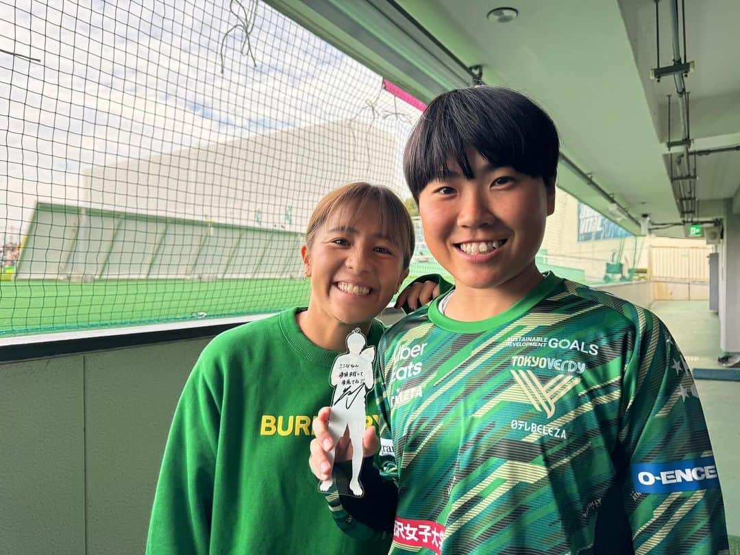 岩渕真奈さんのインスタグラム写真 - (岩渕真奈Instagram)「⚽️⚽️⚽️ ⁡ WEリーグにおじゃましてきました✌️ ⁡ 現役時代お世話になったベレーザで！ そして大好きなスタジアムの西が丘で！ 一緒にやってた仲間達や久しぶりに会うファンの皆さんに会えて楽しい時間でした☺️ ⁡ 「お疲れ様」と沢山の拍手をいただいて… 温かく迎えてくれた両サポーターのみなさん ありがとうございました💚❤️ ⁡ 試合は2-2の引き分け。 ベレーザ先制も勝ち切れず… 昨シーズン王者のレッズも強かったです✨ ベレーザも若くてこれからが楽しみなチームです💚 ⁡ 会場にはキッチンカーや沢山のブースが！ いろんな楽しみ方ができるWEリーグ ぜひ会場に足を運んでみてください🥰🥰🥰 ⁡ くじ引きやったらここなちゃん登場💫 はじめましてっ🙇‍♀️笑 ⁡ 明壽庵さんからパン 明治さんからグミとチョコレート たくさんいただいて幸せー✌️🍞🍫 ありがとうございました！ ⁡ #weリーグ #ベレーザ #レッズ #明壽庵 #meiji #明治 #PR」11月23日 16時17分 - iwabuchi.m_jp