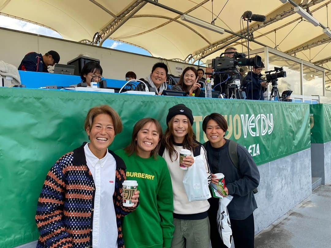 岩渕真奈さんのインスタグラム写真 - (岩渕真奈Instagram)「⚽️⚽️⚽️ ⁡ WEリーグにおじゃましてきました✌️ ⁡ 現役時代お世話になったベレーザで！ そして大好きなスタジアムの西が丘で！ 一緒にやってた仲間達や久しぶりに会うファンの皆さんに会えて楽しい時間でした☺️ ⁡ 「お疲れ様」と沢山の拍手をいただいて… 温かく迎えてくれた両サポーターのみなさん ありがとうございました💚❤️ ⁡ 試合は2-2の引き分け。 ベレーザ先制も勝ち切れず… 昨シーズン王者のレッズも強かったです✨ ベレーザも若くてこれからが楽しみなチームです💚 ⁡ 会場にはキッチンカーや沢山のブースが！ いろんな楽しみ方ができるWEリーグ ぜひ会場に足を運んでみてください🥰🥰🥰 ⁡ くじ引きやったらここなちゃん登場💫 はじめましてっ🙇‍♀️笑 ⁡ 明壽庵さんからパン 明治さんからグミとチョコレート たくさんいただいて幸せー✌️🍞🍫 ありがとうございました！ ⁡ #weリーグ #ベレーザ #レッズ #明壽庵 #meiji #明治 #PR」11月23日 16時17分 - iwabuchi.m_jp