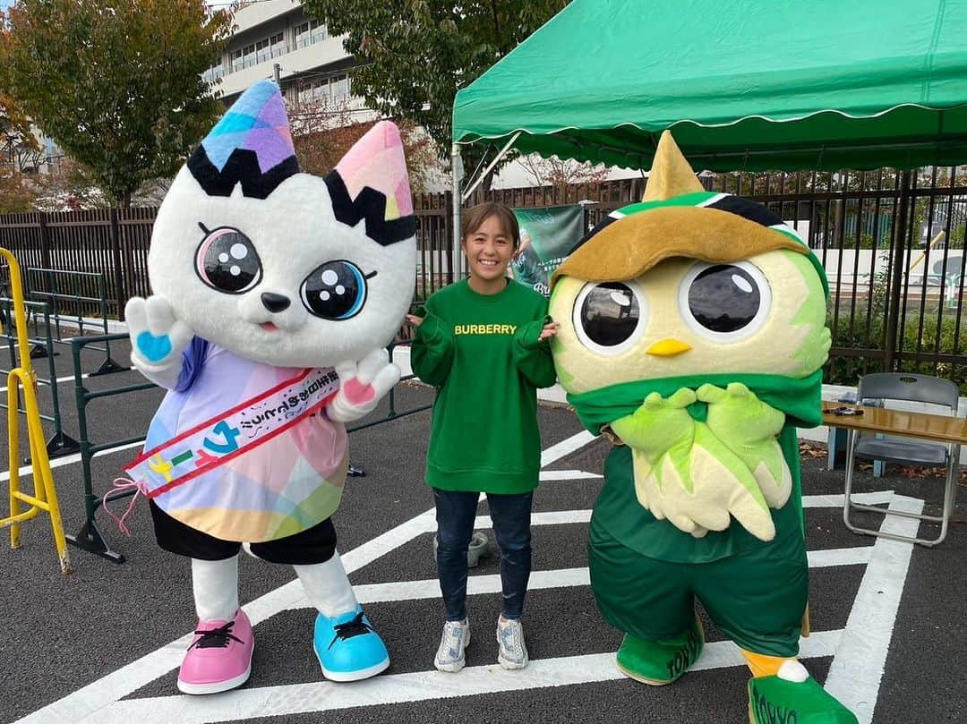 岩渕真奈のインスタグラム：「⚽️⚽️⚽️ ⁡ WEリーグにおじゃましてきました✌️ ⁡ 現役時代お世話になったベレーザで！ そして大好きなスタジアムの西が丘で！ 一緒にやってた仲間達や久しぶりに会うファンの皆さんに会えて楽しい時間でした☺️ ⁡ 「お疲れ様」と沢山の拍手をいただいて… 温かく迎えてくれた両サポーターのみなさん ありがとうございました💚❤️ ⁡ 試合は2-2の引き分け。 ベレーザ先制も勝ち切れず… 昨シーズン王者のレッズも強かったです✨ ベレーザも若くてこれからが楽しみなチームです💚 ⁡ 会場にはキッチンカーや沢山のブースが！ いろんな楽しみ方ができるWEリーグ ぜひ会場に足を運んでみてください🥰🥰🥰 ⁡ くじ引きやったらここなちゃん登場💫 はじめましてっ🙇‍♀️笑 ⁡ 明壽庵さんからパン 明治さんからグミとチョコレート たくさんいただいて幸せー✌️🍞🍫 ありがとうございました！ ⁡ #weリーグ #ベレーザ #レッズ #明壽庵 #meiji #明治 #PR」