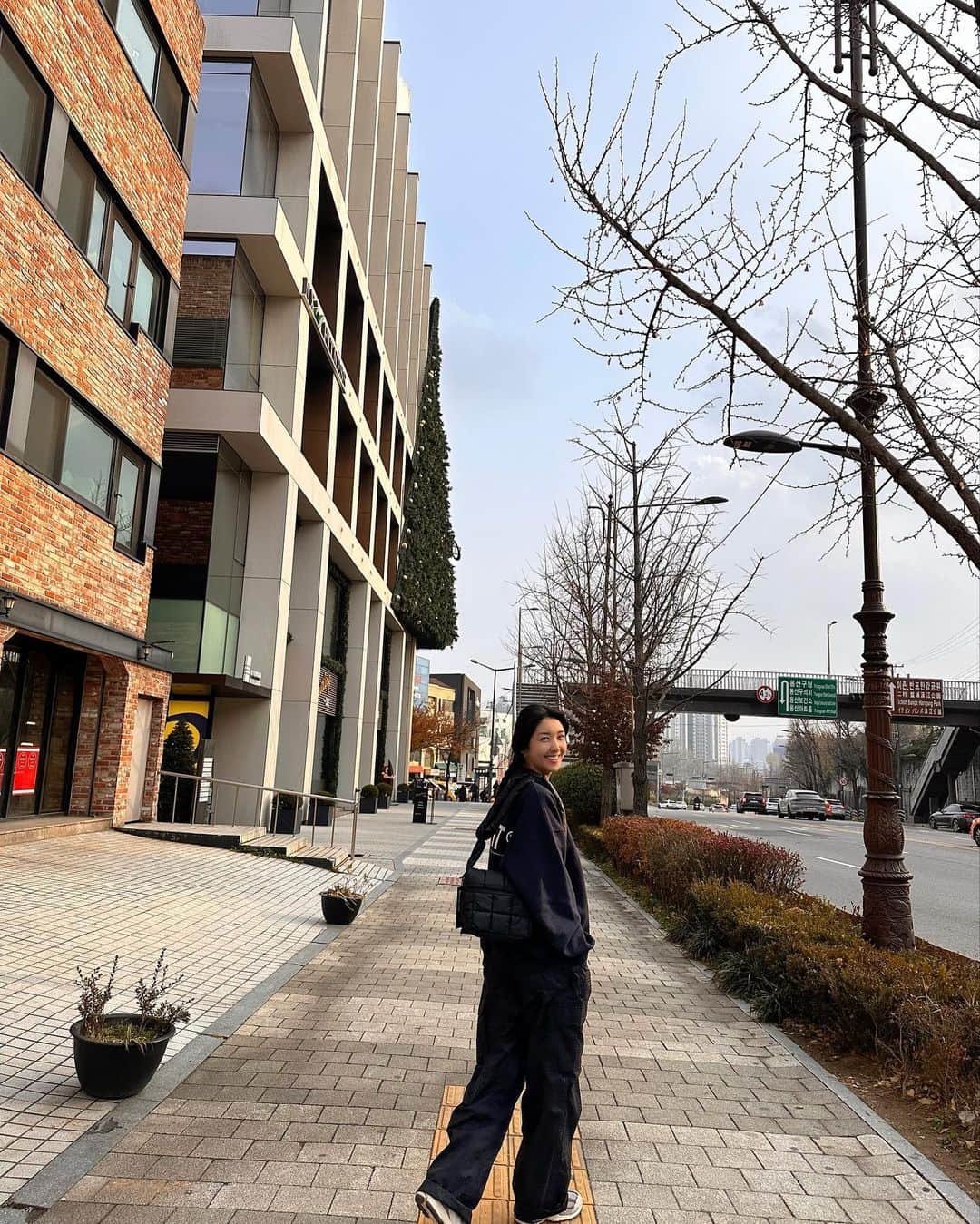 キム・ビヌのインスタグラム：「오늘은 업무날이에요 📚 비콜렉티브 신상샘플미팅이랑 앞으로의 공구일정. 신상품컨택 소싱 등등 할일이 태산인데 비콜렉티브 가방이 넘 이뻐서 잠깐커피사러 가는길에 한번 매 봤어용 #이뿌쥬  셀러는 단순히 제품사진찍고 사용하고 피드글쓰고 업로드만 하는것처럼 보여지는 직업이지만 그 안에서는 할일이 어마무시하게 많아요 .   또한 셀러는 절대로 혼자서 할수 있는 일이아니에요 결제창 . 재고파악 . 교환환불 CS 등등 .. 제역할과 업무팀의역할이 손발이 짝짝 잘 맞아야 그날그날 공구의 실수가 안생기고 제품을 판매하고 난 다음의 사후처리까지 깔끔하게 마무리 되어야 하는게 하나의 공구를 마감하는거거든요 😃 #세상에쉬운일은없다   그런데 요즘에 우리 업무팀 스텝들이 많이 아파요 😭😭하루에 몇십건씩 전화를 받으면서 최대한 고객님들의 만족을 위해 열씨미 응대를 하지만 . 소리를 지르거나 반말을 하거나 . 비매너적인 언어를 사용하거나 .사용후 환불을 요청하거나 … 하는경우들이 생기면서 .. 우리 스텝들은 모멸감을 느끼고 . 우울감을 느끼고 . 과도한 스트레스로 인해 건강의 이상이 생기고 .. 그러다 결국 퇴사를 하게 되는 상황까지 오게되고 …  이런상황들이 몇년째 반복적으로 발생했어요 🥹🥹   저를위해 묵묵히 열심히 일해주는 우리팀친구들도 누군가의 귀한 아들딸인데 .. 힘든모습을 볼때마다 참으로 미안한 마음이 … 앞섰습니다 🥹🥹무언가 개선이 필요하다 생각했을때  최선을 다해 응대는 해드리되 감정적 스트레스를 덜받을수 있는 방법을 찾아  고객센터 유선상담을 종료하고  ⭐️뎁비카카오채널⭐️ 개설해 양질의 서비스를 제공하기로 결정을 했어요 🥹🥹   인친님들과 고객님들의 너그러운 마음으로 양해의 말씀을 올려드리며 판매자와 구매자가 모두 웃으며 행복하게 쇼핑하실수 있게 최선을 다하도록 노력하겠습니다 🙏🏻🙇🏻‍♀️🙇🏻‍♀️  ✔️뎁비 카카오채널 검색방법  카카오톡 ➡️친구검색 ➡️뎁비검색   이거 기억해 주세용 ♥️♥️  #감사해요늘  #최선을다할께요」