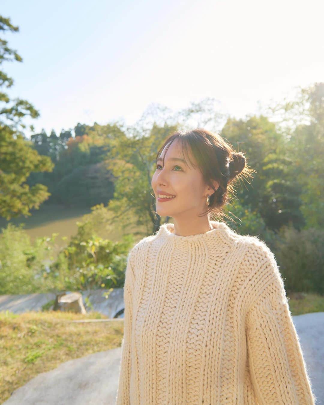 石川理咲子のインスタグラム：「今回初めて利用させていただいた 　@airbnb で千葉県いすみ市まで日帰り旅🚗  有名な建築家　@tanijirimakoto さんが設計した @daichi_nature のヴィラにお邪魔してきました✨ プールやサウナもあり、大人数で泊まるのに ぴったりの素敵なお宿🥹 夏はテラスでBBQも出来るそうです！ 地元の食材を使用したランチをいただいたり、 農家さんにお邪魔して日本酒の飲み比べをしたり とても贅沢な時間だったなぁ…♡  ヴィラに入った瞬間に広がる豊かな自然と 開放感のある空間にとても癒されました🌿 次の旅で @airbnb を使って 宿泊先を見つけるのが楽しみです🚗 #airbnbjapan #airbnb #PR」