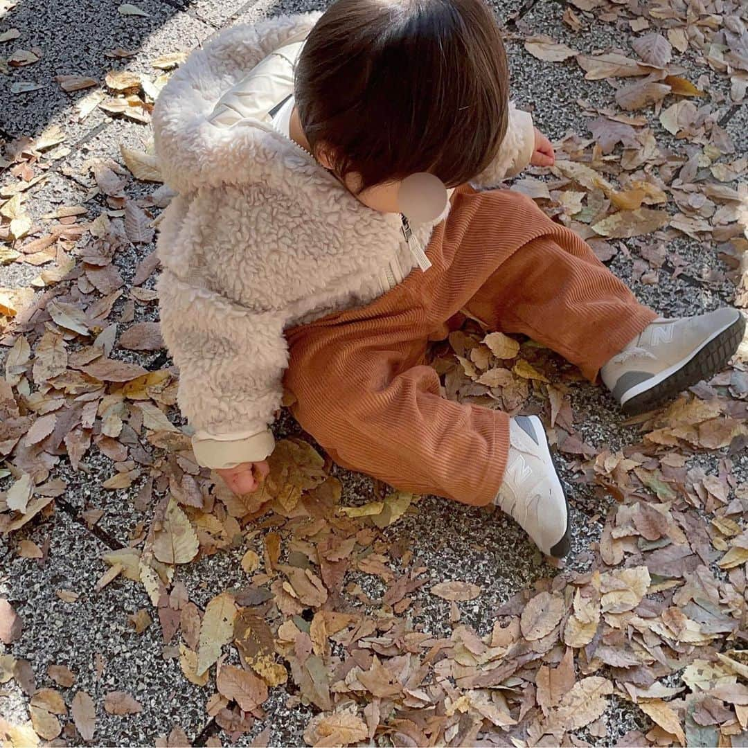 kumiさんのインスタグラム写真 - (kumiInstagram)「落ち葉が大好きな息子さん🍂♡  寒くなってきたから @patagonia のモコモコを着せてみたら可愛いのなんの。 夫チョイス👏さすがです☺︎☺︎  夫と2人でのんびり歩くのも好きだけど 3人だと更に楽しい。  また旅行に行きたいね〜♩🚃  #caban#bacca#maisonmargiela#therow #patagonia#studiobohemeparis#littleflamingo#newbalance」11月23日 16時29分 - 93_0920