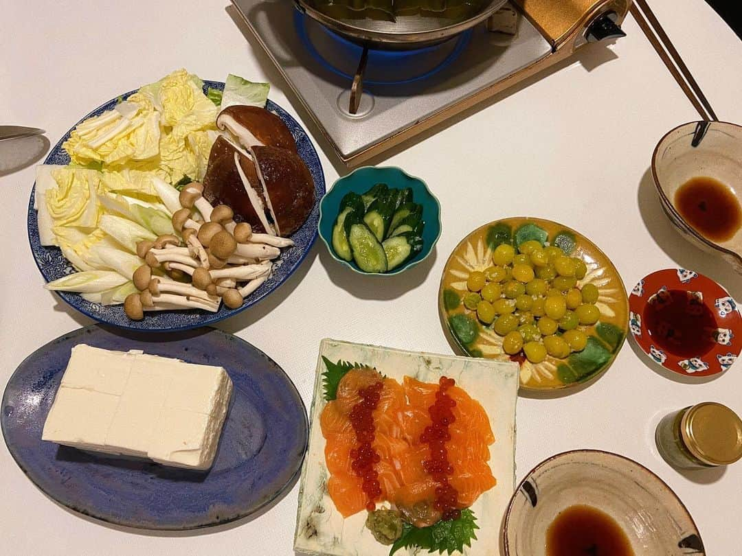 菅原沙樹さんのインスタグラム写真 - (菅原沙樹Instagram)「最近の👩🏻‍🍳 ワイン醤油マリネ液に漬け込んだラムソテー、 砂肝となめこのアヒージョ、 白菜と豆苗のカレー炒め、 旦那作のイワシのマリネ、 ジャンボしいたけのバター醤油ソテー、 しらすおろし、 ポークたまご、 デトックスサラダ、 3日寝かせた鯵の刺身、 ポトフ、 ケールと柿のサラダ、 ジャガイモとマッシュルームとベーコンのクミン炒め、 美味しいお豆腐頂いたのでシンプル湯豆腐、 サーモンいくら、 銀杏、 お義母さんお手製きゅうりの漬物、 ビーフストロガノフ、 しらすのしいたけのジェノベーゼアヒージョ、 クレソンと豚しゃぶのサラダ、 マスカルポーネに粗塩とはちみつかけて柿と一緒に、 金沢の鉄板焼き屋で食べたのを真似して作ってみたとんぺい焼き、 白菜塩昆布サラダ、 冷蔵庫に少しずつ余ってた食材で煮物、 お義母さんお手製レンコンのきんぴら、きゅうりの漬物、 納豆ひき肉炒めのっけご飯、 なめこと豆腐のお味噌汁。 #トーキョー嫁ご飯#トーキョー家族ご飯」11月23日 16時21分 - saki313apo