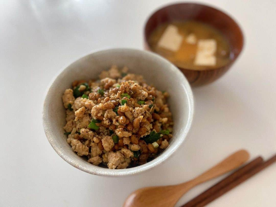 菅原沙樹さんのインスタグラム写真 - (菅原沙樹Instagram)「最近の👩🏻‍🍳 ワイン醤油マリネ液に漬け込んだラムソテー、 砂肝となめこのアヒージョ、 白菜と豆苗のカレー炒め、 旦那作のイワシのマリネ、 ジャンボしいたけのバター醤油ソテー、 しらすおろし、 ポークたまご、 デトックスサラダ、 3日寝かせた鯵の刺身、 ポトフ、 ケールと柿のサラダ、 ジャガイモとマッシュルームとベーコンのクミン炒め、 美味しいお豆腐頂いたのでシンプル湯豆腐、 サーモンいくら、 銀杏、 お義母さんお手製きゅうりの漬物、 ビーフストロガノフ、 しらすのしいたけのジェノベーゼアヒージョ、 クレソンと豚しゃぶのサラダ、 マスカルポーネに粗塩とはちみつかけて柿と一緒に、 金沢の鉄板焼き屋で食べたのを真似して作ってみたとんぺい焼き、 白菜塩昆布サラダ、 冷蔵庫に少しずつ余ってた食材で煮物、 お義母さんお手製レンコンのきんぴら、きゅうりの漬物、 納豆ひき肉炒めのっけご飯、 なめこと豆腐のお味噌汁。 #トーキョー嫁ご飯#トーキョー家族ご飯」11月23日 16時21分 - saki313apo