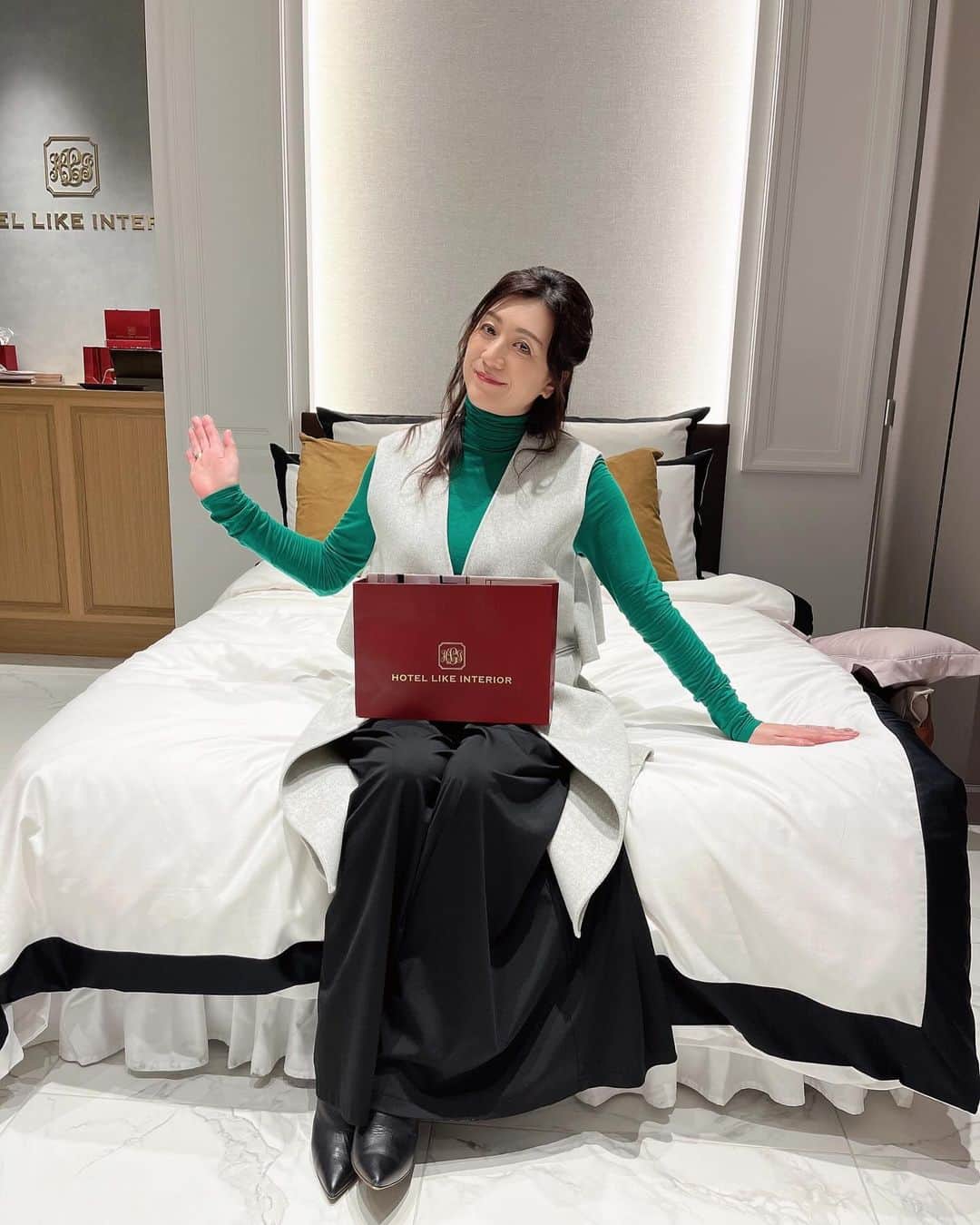 野々村友紀子のインスタグラム：「今話題の麻布台ヒルズに大好きなお店も入ってるので行って来ました😆  【HOTEL LIKE INTERIOR】 私も愛用のトラベルポーチやラグジュアリーホテル並みの寝具などステキなものが買えるお店です。 名入れや好きな言葉の刺繍ができるからプレゼントに最高🎄⛄️🎁  サンド（ベージュ）のベッドカバーセット注文して来た！！  すごく贅沢やけど、めちゃくちゃ肌触り良くて色もステキすぎて即決！ 夫婦のご褒美クリスマスプレゼントにします🎁  また届いたら載せますねー  #hotellikeinterior  #ホテルライクインテリア」