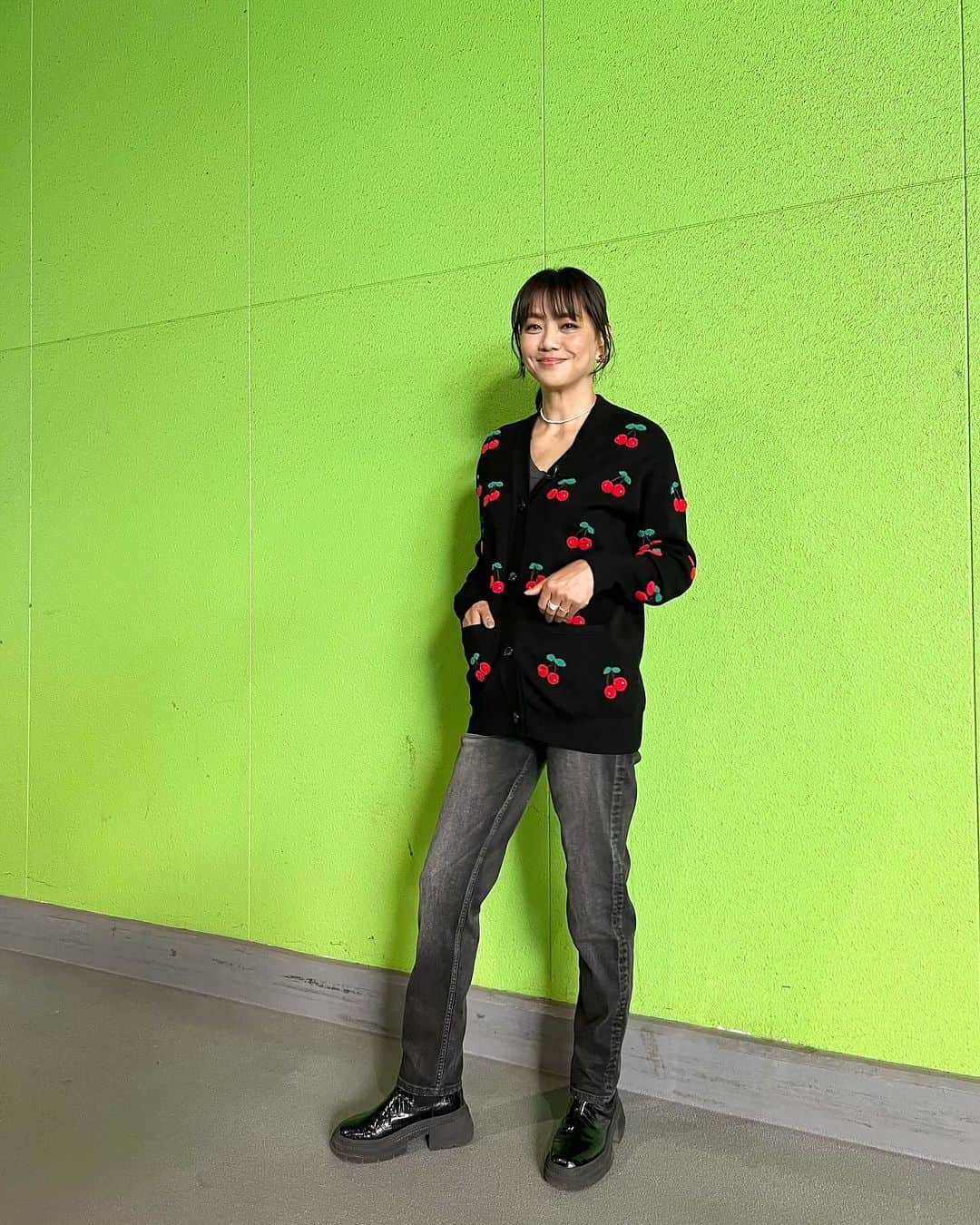 前田典子さんのインスタグラム写真 - (前田典子Instagram)「お知らせ🍒 11月24日，金曜日 #ヒルナンデス　#オンエア #3色ショッピング🛍️ みてね😘🍒  さくらんぼ姐さんの衣装は🍒 @doublestandard_official  ピアスも🍒🍒🍒🍒🍒🍒🍒だらけ この日のヘアメイクはリサ💄 @hairmakeupbylisayamaguchi   いちご姐さんが🍓さくらんぼ🍒😆 #ファッション　#コーディネート  #モデル#前田典子#マエノリ #pr」11月23日 16時26分 - maenorichang