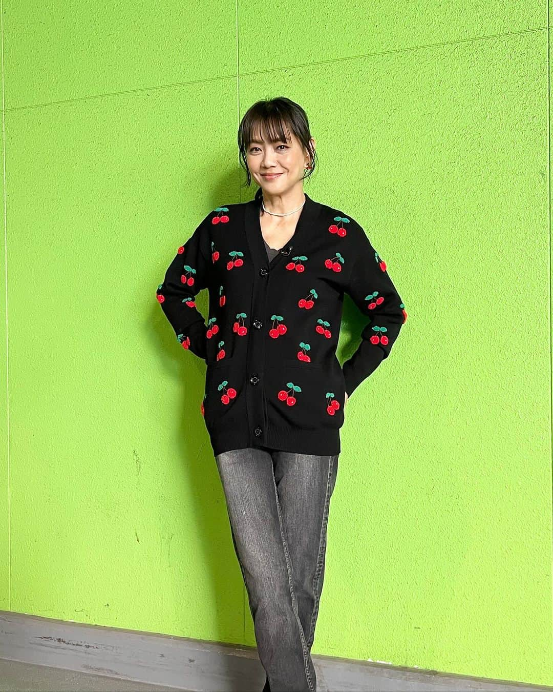 前田典子さんのインスタグラム写真 - (前田典子Instagram)「お知らせ🍒 11月24日，金曜日 #ヒルナンデス　#オンエア #3色ショッピング🛍️ みてね😘🍒  さくらんぼ姐さんの衣装は🍒 @doublestandard_official  ピアスも🍒🍒🍒🍒🍒🍒🍒だらけ この日のヘアメイクはリサ💄 @hairmakeupbylisayamaguchi   いちご姐さんが🍓さくらんぼ🍒😆 #ファッション　#コーディネート  #モデル#前田典子#マエノリ #pr」11月23日 16時26分 - maenorichang