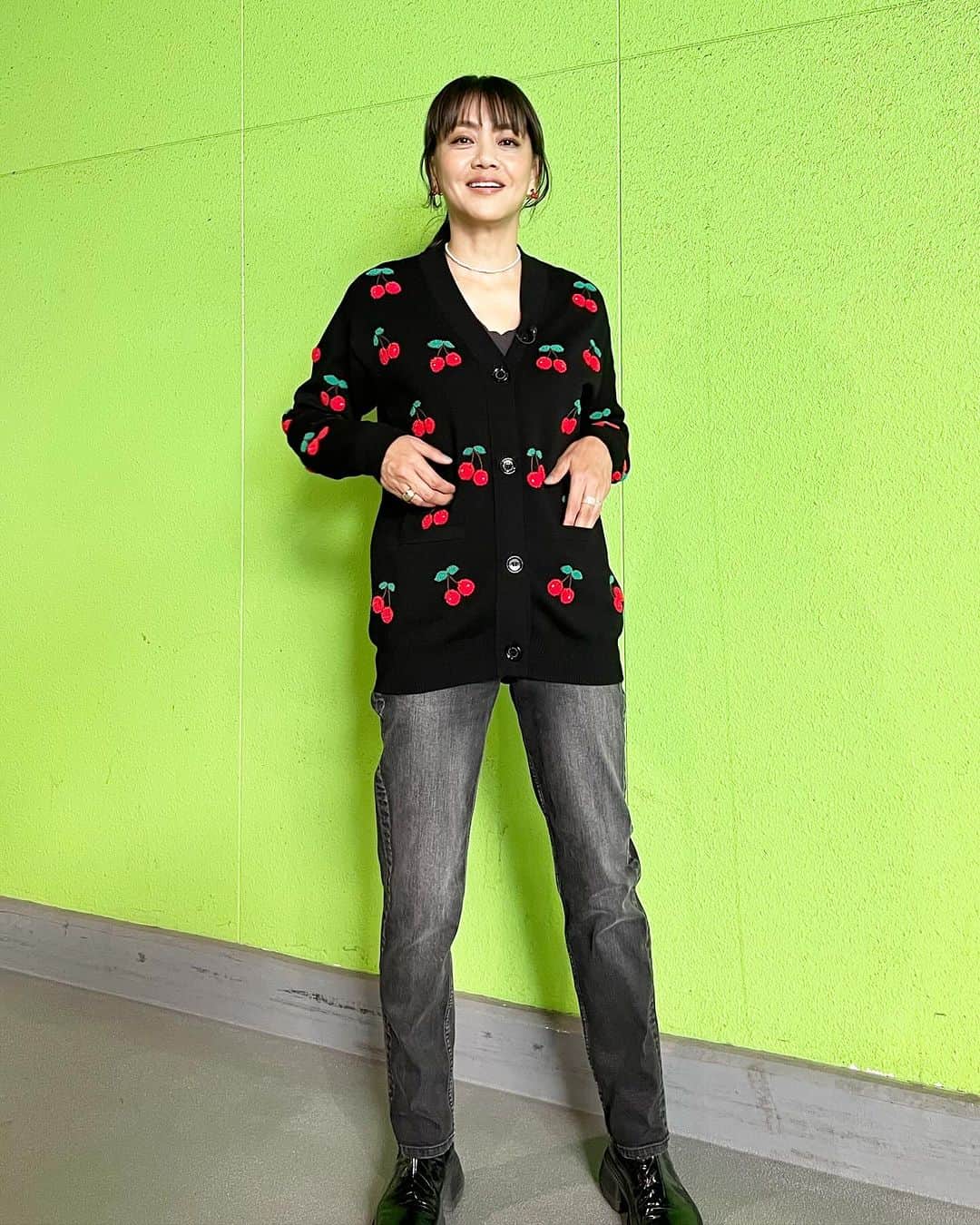前田典子さんのインスタグラム写真 - (前田典子Instagram)「お知らせ🍒 11月24日，金曜日 #ヒルナンデス　#オンエア #3色ショッピング🛍️ みてね😘🍒  さくらんぼ姐さんの衣装は🍒 @doublestandard_official  ピアスも🍒🍒🍒🍒🍒🍒🍒だらけ この日のヘアメイクはリサ💄 @hairmakeupbylisayamaguchi   いちご姐さんが🍓さくらんぼ🍒😆 #ファッション　#コーディネート  #モデル#前田典子#マエノリ #pr」11月23日 16時26分 - maenorichang
