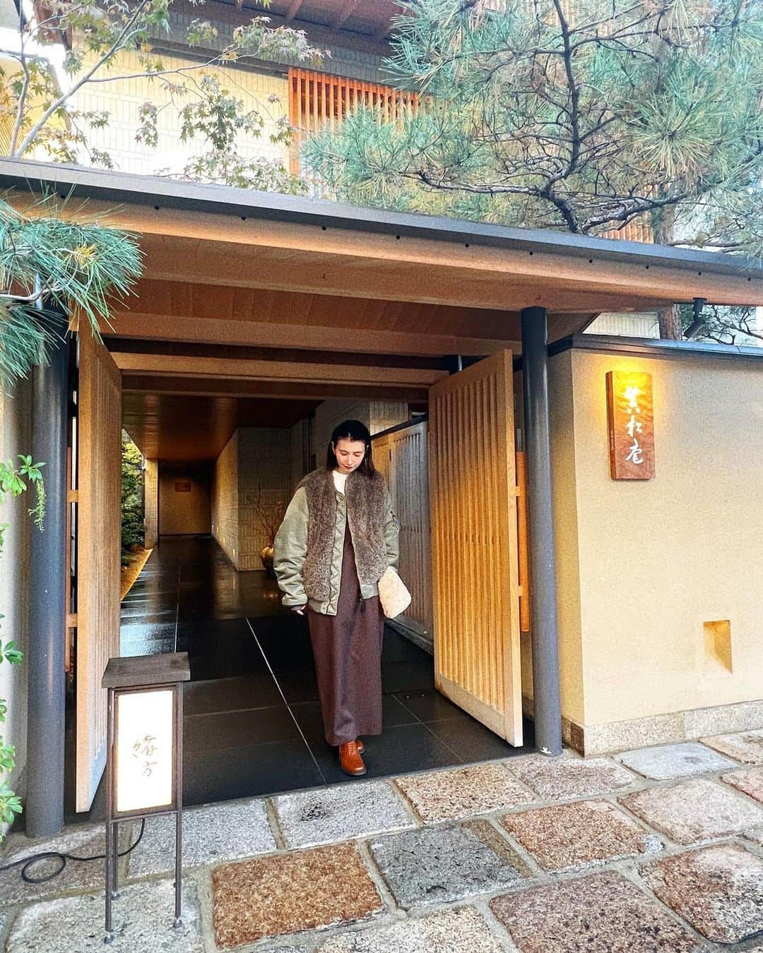 kazumiさんのインスタグラム写真 - (kazumiInstagram)「京都へ🍂 1日目。 行きたかった井田幸昌さん @yukimasaida の個展 ▶︎東山緒方のご飯はどれも美しくて美味しくて口福♡だった▶︎高台寺のライトアップは驚くほど綺麗だったので 近々京都に行かれる予定の方はほんとにオススメ🍁  私服は コート　@hyke_official  ワンピ　@rim.ark  シャツ　@6______roku  ファーバッグ　@veritecoeur_atelier  靴　@miumiu   すごく寒いかも？！と思ったら まだあたたかくてお昼はじんわり汗が😂 秋の京都は大混雑を予想して行ったけど 昨日は意外とゆったり。 のんびりできてよかった☺️🫶  #秋#京都#そうだ京都行こう #京都観光#緒方#東山#日本料理#kazumi旅#井田幸昌  さん#京セラ美術館#高台寺#ライトアップ#紅葉スポット#紅葉#outfit#私服#hyke#veritecoeur#roku#miumiu#rimark #kazumi」11月23日 16時27分 - kazumi0728