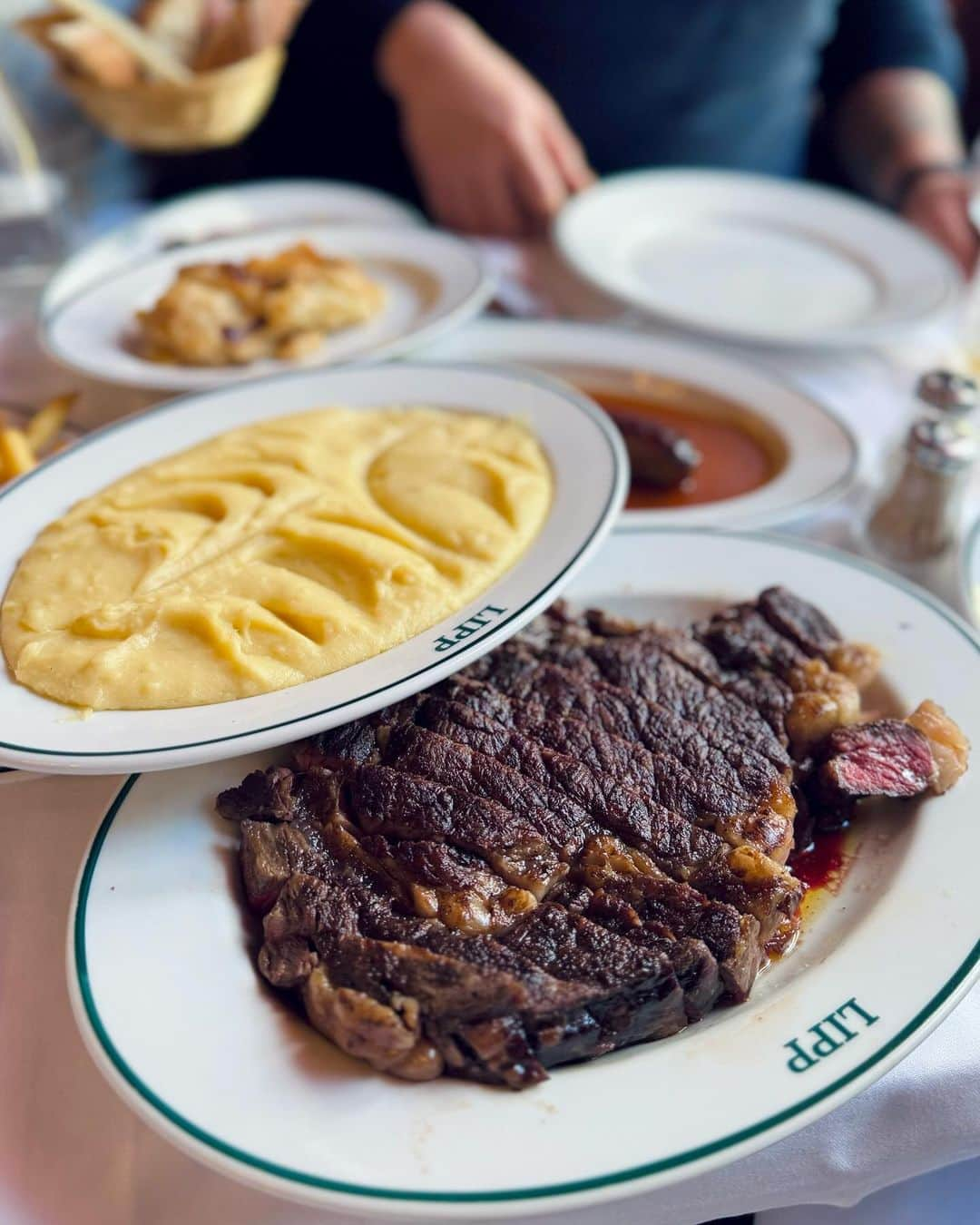 ケス Keisuiさんのインスタグラム写真 - (ケス KeisuiInstagram)「おパリ🇫🇷食べまくりツアー Vol.2  🫵 Heads up everyone （特に私の友人） 🙅‍♂️ No shorts 🩳 are allowed at @lippbrasserie やで‼️  こんなブラッスリーなかなかありまへんなぁ。 あ、でも日本には @theuppertokyo があるやないか🥰🥰🥰 しかも短パンも🙆  （フランス気分味わいたい方は、アッパーオススメです💯）  📣 I can not order anything without you two よ😭 @nataliatky and @paulotky_  いつも merci 🙏」11月23日 16時28分 - keisui