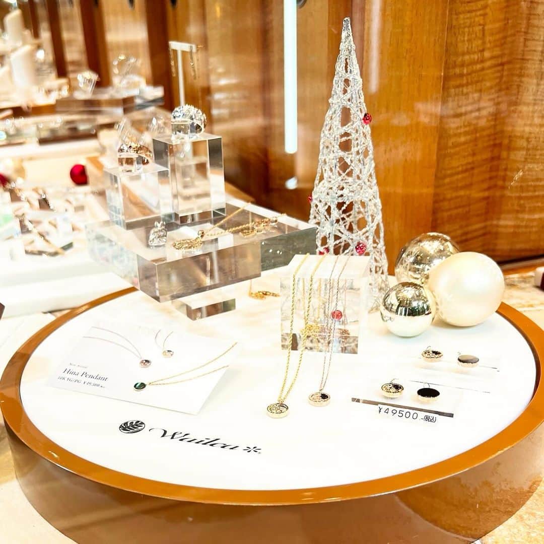 ハワイアンジュエリーのWailea（ワイレア）さんのインスタグラム写真 - (ハワイアンジュエリーのWailea（ワイレア）Instagram)「こんにちは！銀座店です🌿✨  この冬のワイレアから新作ペンダントが登場しました🎁✨  ＝ Hina Pendant ＝  人気の高いサークル型のペンダントに ブラックシェル、オニキスをセットした新作ペンダント！！  ハワイの職人が一つ一つ手彫りで仕上げた 一点物を店頭にてご用意しております🌊  お持ちのジュエリーやチェーンに合わせたり、 この冬大切な方へ贈るギフトとしてご検討くださいませ☃️✨✨  ※当日お持ち帰りいただけるアイテムの為 数に限りがございますので、 ぜひお早めに銀座店へご来店くださいませ🌿✨  限定価格：税込49,500円（〜2024,1,10まで） ※ペンダントトップのみのご用意となります。 素材：10K YG or PG サイズ：直径約10㎜ 石：ブラックシェル or オニキス  #wailea #ワイレア #hawaiianjewelry #ハワイアンジュエリー #ジュエリー #exitmelsa #銀座 #ginza #waileaginza #ワイレア銀座店  #ring #bangle #necklace #pendant #engagering #婚約指輪 #marriage #結婚指輪 #bridal #オニキス #onyx #ブラックシェル #blackshell #クリスマス #christmas #サンタからの贈り物 #クリスマスプレゼント #ハワイ #hawaii」11月27日 19時00分 - wailea.hawaii
