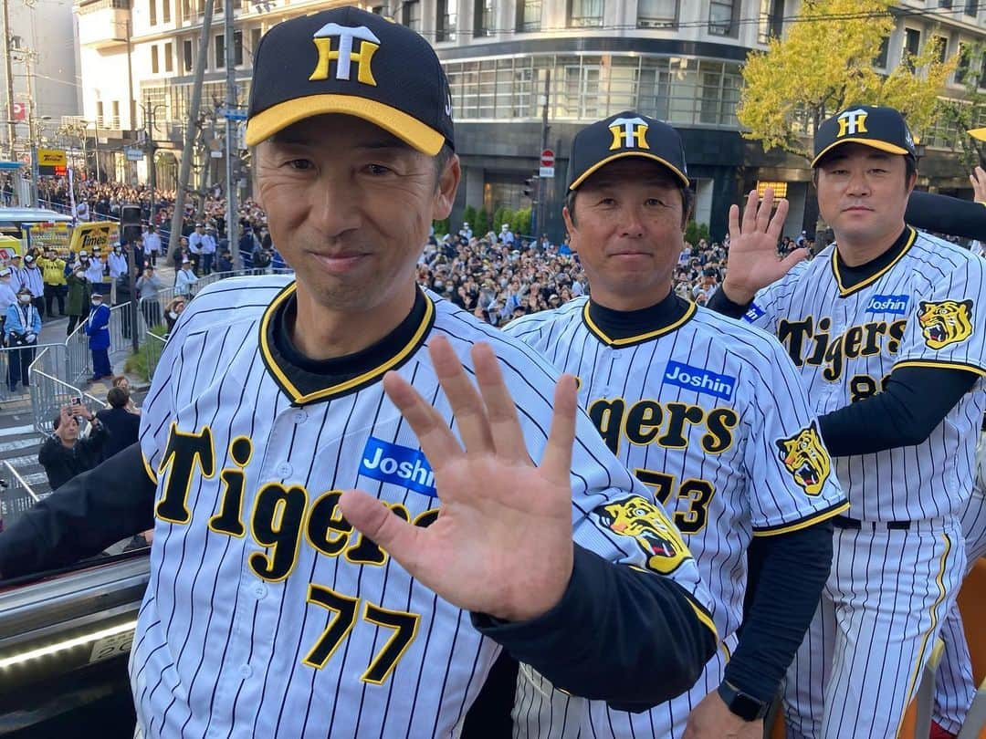 阪神タイガースさんのインスタグラム写真 - (阪神タイガースInstagram)「優勝パレード・大阪会場の様子です！ #優勝パレード #大阪 会場⑤ #阪神タイガース #ARE #アレ #アレのアレ」11月23日 16時35分 - hanshintigers_official