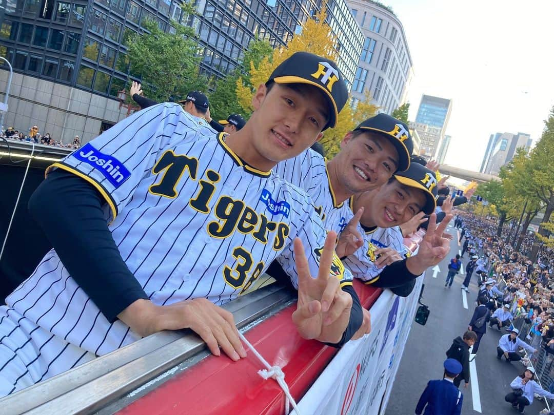 阪神タイガースさんのインスタグラム写真 - (阪神タイガースInstagram)「優勝パレード・大阪会場の様子です！ #優勝パレード #大阪 会場⑤ #阪神タイガース #ARE #アレ #アレのアレ」11月23日 16時35分 - hanshintigers_official