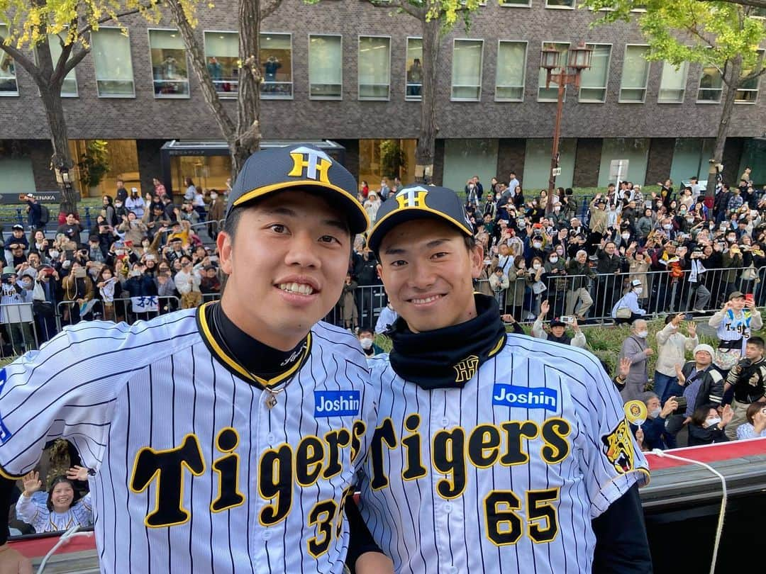 阪神タイガースさんのインスタグラム写真 - (阪神タイガースInstagram)「優勝パレード・大阪会場の様子です！ #優勝パレード #大阪 会場⑤ #阪神タイガース #ARE #アレ #アレのアレ」11月23日 16時35分 - hanshintigers_official