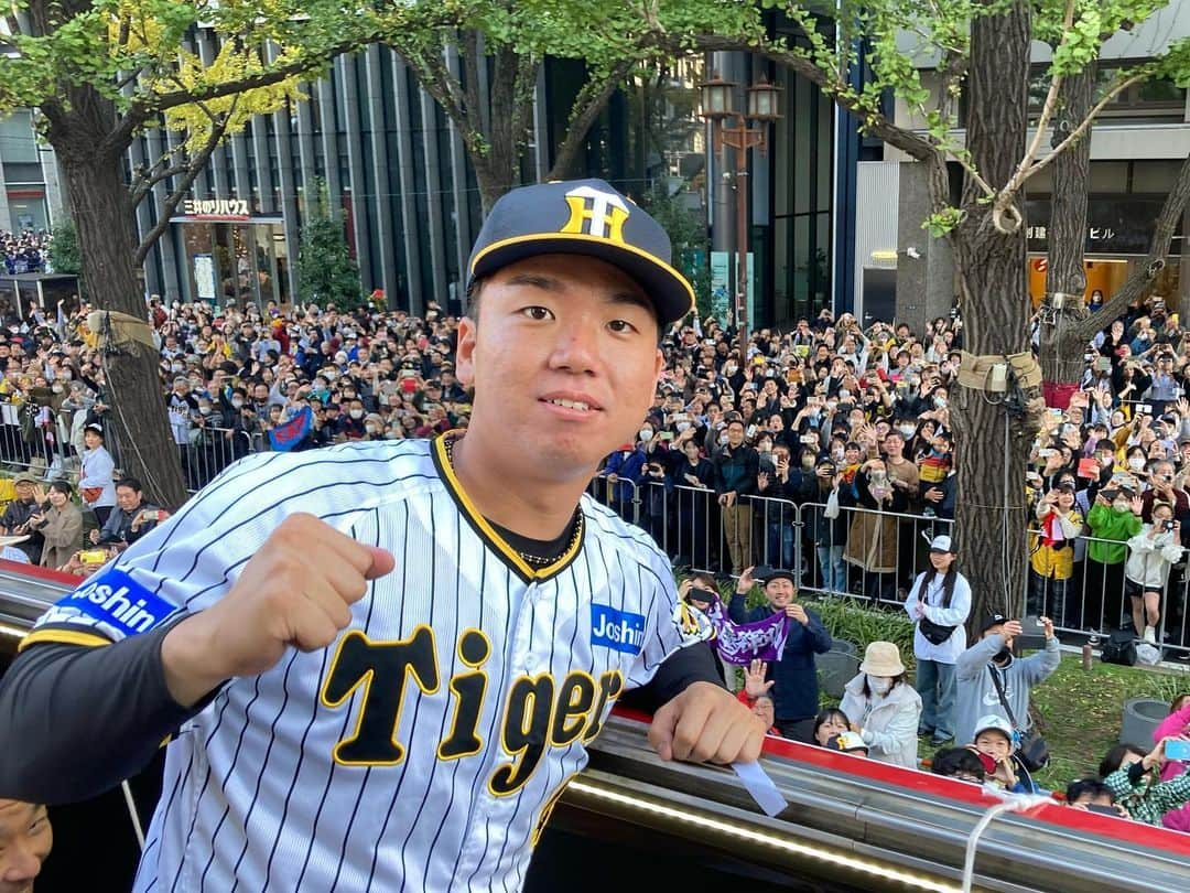 阪神タイガースさんのインスタグラム写真 - (阪神タイガースInstagram)「優勝パレード・大阪会場の様子です！ #優勝パレード #大阪 会場⑤ #阪神タイガース #ARE #アレ #アレのアレ」11月23日 16時35分 - hanshintigers_official