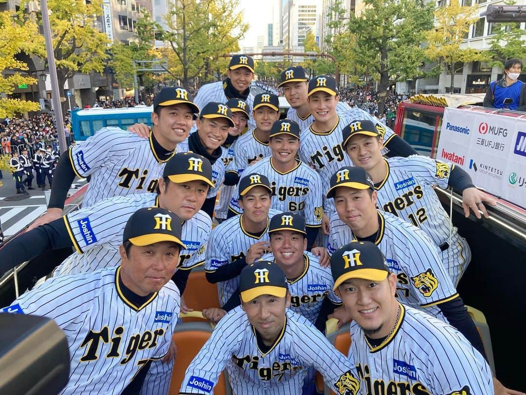 阪神タイガースのインスタグラム：「優勝パレード・大阪会場の様子です！ #優勝パレード #大阪 会場⑤ #阪神タイガース #ARE #アレ #アレのアレ」