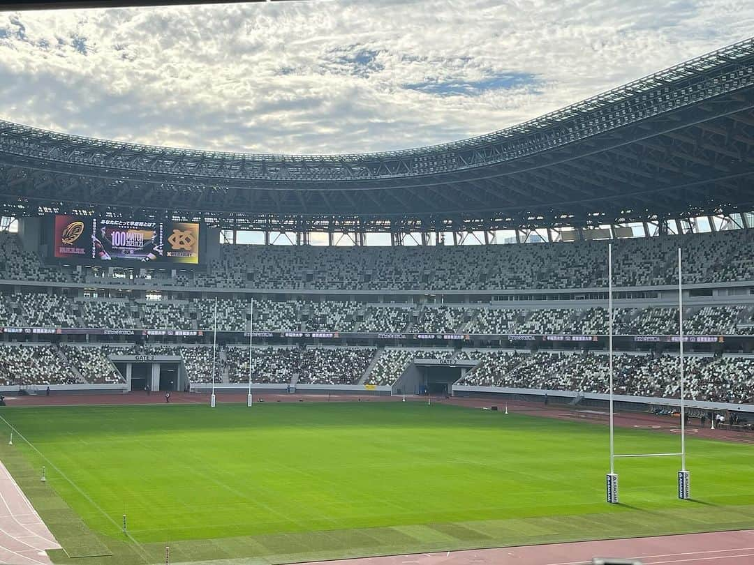 馬場典子さんのインスタグラム写真 - (馬場典子Instagram)「ラグビー早慶戦100周年🏉  POMを獲得した早稲田の伊藤大祐キャプテンのご家族と観戦。 7人制と15人制の元日本代表のお姉さま、伊藤優希さんもいらっしゃいました✨  一帯が癒しの空間になっているのは知っていましたが、初めて新しい国立競技場に足を踏み入れました。  #ラグビー #早慶戦  #スポーツ観戦 #国立競技場 #馬場典子 #ばばちゃんネル」11月23日 16時46分 - baba_channel