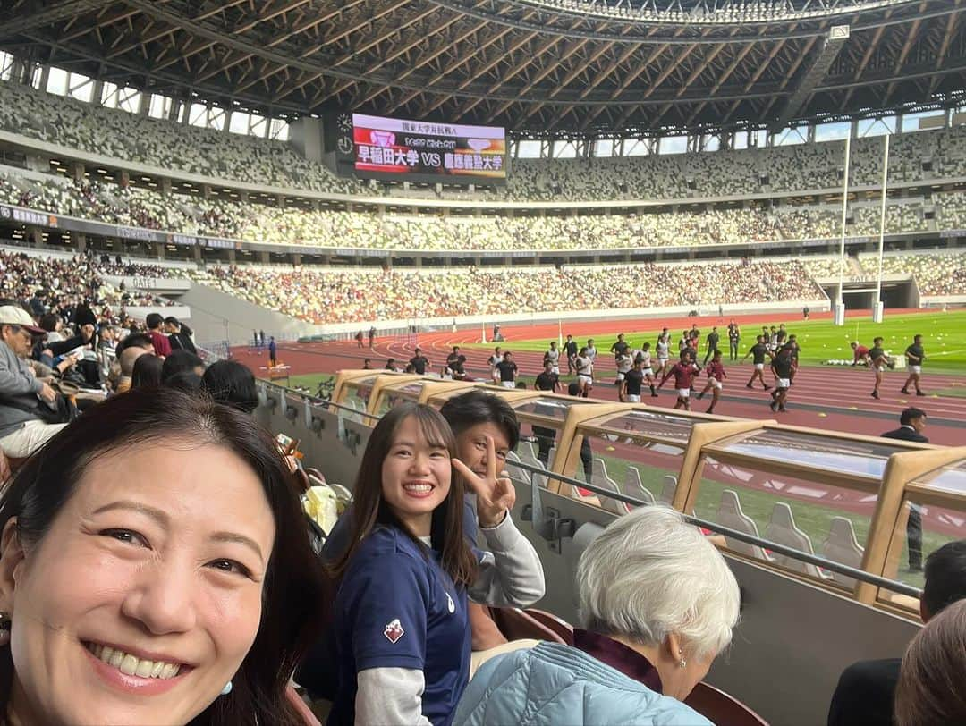 馬場典子のインスタグラム：「ラグビー早慶戦100周年🏉  POMを獲得した早稲田の伊藤大祐キャプテンのご家族と観戦。 7人制と15人制の元日本代表のお姉さま、伊藤優希さんもいらっしゃいました✨  一帯が癒しの空間になっているのは知っていましたが、初めて新しい国立競技場に足を踏み入れました。  #ラグビー #早慶戦  #スポーツ観戦 #国立競技場 #馬場典子 #ばばちゃんネル」