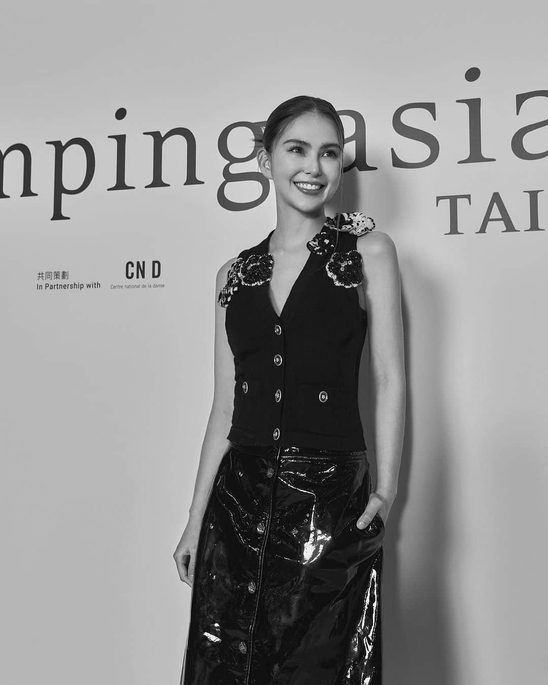 ハンナ・クインリヴァンのインスタグラム：「🌟🎭 Camping Asia 2023在台北表演藝術中心開幕～ 世界各地的藝術家、策展人、舞者和學生齊聚一堂，每晚都有精彩的表演，讓你感受全球當代藝術的魅力！一起參加 #2023CampingAsia 和 #CHANEL，慶祝藝術的魔力吧！🌈✨」