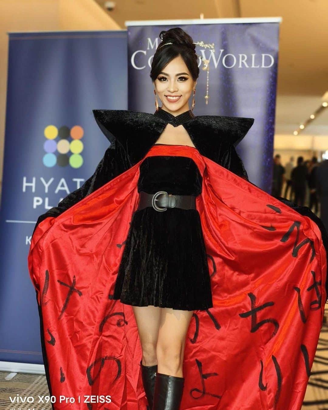 絹野志朋のインスタグラム：「National costume🇯🇵🇯🇵🇯🇵  It was my big pleasure to show the world  my amazing National costume👘  Japanese kimono style like a black butterfly  which has some nice features,  One is on the inside,  it has hand written calligraphy いろはにほへと. The other one is on the back,  golden fishes swimming upwards gracefully,  which shows positivity and possibilities for the future✨ Those golden fishes are also hand written.  I really thanks to @erina_hanawa_japan  and our amazing Japanese designer @fumikadualk  to let me wear this beautiful costume🙏❤️  Japan Pride, to the world🎌  And also I really enjoyed how other contestants  represented their countries with their unique, nice,  and beautiful costumes🌍 We are all together in one world💖🤝  ＿＿＿＿＿＿＿＿＿＿＿＿＿＿＿＿＿＿＿＿＿＿＿＿  🇲🇾Nov 15th ~ Dec 5th Road For @misscosmoworld   National account @misscosmoworldjapan  Organizer @japan_beauty_ambassador  National director @aya_kiyota   #MissCosmoWorld #MissCosmoWorld2023 #MissCosmoWorldJapan #BeautyPageants #CosmoWorldatHyattPlaceKL #HyattPlaceKualaLumpurBukitJalil @missosologyjapan @missosology_org」