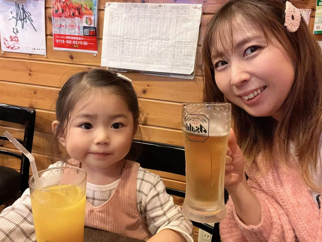 泉水いづみのインスタグラム：「昨日の茨城放送出演後は勝盛アニキのご友人のお店で夕ご飯❣️  水戸駅南口の広島お好み焼き『#どっこい』へ✨ 先月広島へ行った時に食べ損ねていた念願のお好み焼きです💕  さくらちゃんソースがお気に召した様子🌸  オーナーはねばねば音頭のコーラスにも参加してくれています🎵」