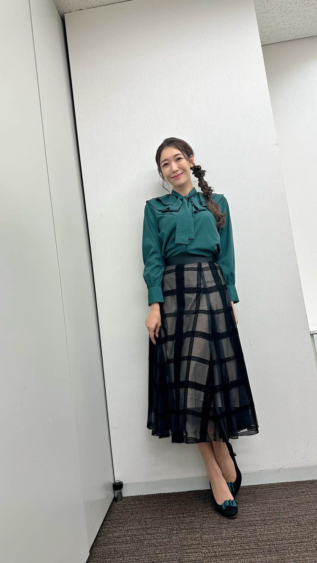 穂川果音のインスタグラム：「水曜アベプラ衣装👗  11月とは思えないくらい暖かいですね！ 明日の昼にかけても暖かいところが多いです。 昼間日差しのあるところでは、ブラウス一枚でも過ごせそう。 ただ次第に気温が下がってきます。 日本海側の地域では天気も下り坂です☔️  #天気コーデ　#秋コーデ #20℃の日コーデ　#気象予報士　#ブラウスコーデ　#weather」