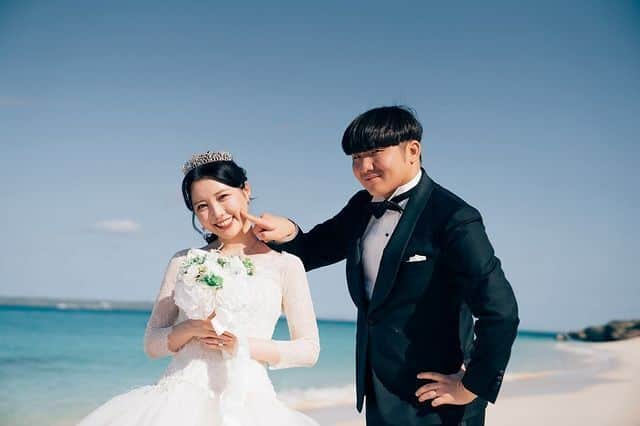 プレ花嫁の結婚式準備サイト farny 【ファーニー】さんのインスタグラム写真 - (プレ花嫁の結婚式準備サイト farny 【ファーニー】Instagram)「@farny_weddingをフォローして #プラコレ #美花嫁図鑑 を付けて投稿してください⡱ . ‥‥‥‥‥‥‥‥‥‥‥‥‥‥ Today's wedding photo from... @fukurena さん⚐* . YouTuberのふくれなさんとがーどまんさんが結婚を報告されました💍✨  海をバックにしたロケーションフォトがとても素敵ですよね💭  YouTubeでも結婚報告動画が更新されているので チェックしてみてくださいね👀 . ‥‥‥‥‥‥‥‥‥‥‥‥‥‥ . \\花嫁ライター募集中// @farny_wedding のDMに ”farny花嫁ライター希望”とお送りください✈︎✉︎ . \\花嫁アプリ // プロのアドバイザーに結婚式の相談を何度でも ウェディングドレスの記事や、 自分のウェディングレポを残せちゃう♡” . >>>TOPのURLからcheck ⋈ @placole_dressy >>>結婚のご相談は プラコレウェディングアドバイザーへ♡ @wedding_adviser >>>ウェディングレポを残したいなら、 farny by プラコレをcheck ✎ @farny_wedding >>>ウェディングアイデア＆DIYは ドレシーアイデアcheck ❁ @dressy_idea >>>素敵なドレスに出会いたい花嫁さま♡ @dressyonline_をcheck >>>お洒落で可愛いパパママ婚やフォトは @dressy.baby をcheck ∴ >>>鎌倉にOPEN”お花とドレスと紅茶のカフェ” @dressyroom_teaをcheck𓌉𓇋 . ‥‥‥‥‥‥‥‥‥‥‥‥‥‥ #プレ花嫁 #卒花嫁 #結婚準備 #結婚式 #結婚式場 #当日レポ #撮影指示書 #weddingtbt #weddingdress #ウェディングドレス #ウェディングフォト #ブライダルフェア #farnyレポ #美花嫁図鑑 #2023秋婚 #2023冬婚 #2023春婚 #2023夏婚 #mydress #동행플래너 #ふくれな #がーどまん #結婚発表 #結婚報告 #YouTuber」11月23日 16時55分 - farny_wedding