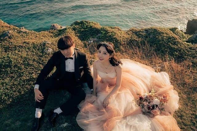 プレ花嫁の結婚式準備サイト farny 【ファーニー】さんのインスタグラム写真 - (プレ花嫁の結婚式準備サイト farny 【ファーニー】Instagram)「@farny_weddingをフォローして #プラコレ #美花嫁図鑑 を付けて投稿してください⡱ . ‥‥‥‥‥‥‥‥‥‥‥‥‥‥ Today's wedding photo from... @fukurena さん⚐* . YouTuberのふくれなさんとがーどまんさんが結婚を報告されました💍✨  海をバックにしたロケーションフォトがとても素敵ですよね💭  YouTubeでも結婚報告動画が更新されているので チェックしてみてくださいね👀 . ‥‥‥‥‥‥‥‥‥‥‥‥‥‥ . \\花嫁ライター募集中// @farny_wedding のDMに ”farny花嫁ライター希望”とお送りください✈︎✉︎ . \\花嫁アプリ // プロのアドバイザーに結婚式の相談を何度でも ウェディングドレスの記事や、 自分のウェディングレポを残せちゃう♡” . >>>TOPのURLからcheck ⋈ @placole_dressy >>>結婚のご相談は プラコレウェディングアドバイザーへ♡ @wedding_adviser >>>ウェディングレポを残したいなら、 farny by プラコレをcheck ✎ @farny_wedding >>>ウェディングアイデア＆DIYは ドレシーアイデアcheck ❁ @dressy_idea >>>素敵なドレスに出会いたい花嫁さま♡ @dressyonline_をcheck >>>お洒落で可愛いパパママ婚やフォトは @dressy.baby をcheck ∴ >>>鎌倉にOPEN”お花とドレスと紅茶のカフェ” @dressyroom_teaをcheck𓌉𓇋 . ‥‥‥‥‥‥‥‥‥‥‥‥‥‥ #プレ花嫁 #卒花嫁 #結婚準備 #結婚式 #結婚式場 #当日レポ #撮影指示書 #weddingtbt #weddingdress #ウェディングドレス #ウェディングフォト #ブライダルフェア #farnyレポ #美花嫁図鑑 #2023秋婚 #2023冬婚 #2023春婚 #2023夏婚 #mydress #동행플래너 #ふくれな #がーどまん #結婚発表 #結婚報告 #YouTuber」11月23日 16時55分 - farny_wedding