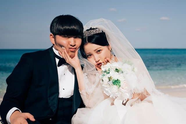 プレ花嫁の結婚式準備サイト farny 【ファーニー】さんのインスタグラム写真 - (プレ花嫁の結婚式準備サイト farny 【ファーニー】Instagram)「@farny_weddingをフォローして #プラコレ #美花嫁図鑑 を付けて投稿してください⡱ . ‥‥‥‥‥‥‥‥‥‥‥‥‥‥ Today's wedding photo from... @fukurena さん⚐* . YouTuberのふくれなさんとがーどまんさんが結婚を報告されました💍✨  海をバックにしたロケーションフォトがとても素敵ですよね💭  YouTubeでも結婚報告動画が更新されているので チェックしてみてくださいね👀 . ‥‥‥‥‥‥‥‥‥‥‥‥‥‥ . \\花嫁ライター募集中// @farny_wedding のDMに ”farny花嫁ライター希望”とお送りください✈︎✉︎ . \\花嫁アプリ // プロのアドバイザーに結婚式の相談を何度でも ウェディングドレスの記事や、 自分のウェディングレポを残せちゃう♡” . >>>TOPのURLからcheck ⋈ @placole_dressy >>>結婚のご相談は プラコレウェディングアドバイザーへ♡ @wedding_adviser >>>ウェディングレポを残したいなら、 farny by プラコレをcheck ✎ @farny_wedding >>>ウェディングアイデア＆DIYは ドレシーアイデアcheck ❁ @dressy_idea >>>素敵なドレスに出会いたい花嫁さま♡ @dressyonline_をcheck >>>お洒落で可愛いパパママ婚やフォトは @dressy.baby をcheck ∴ >>>鎌倉にOPEN”お花とドレスと紅茶のカフェ” @dressyroom_teaをcheck𓌉𓇋 . ‥‥‥‥‥‥‥‥‥‥‥‥‥‥ #プレ花嫁 #卒花嫁 #結婚準備 #結婚式 #結婚式場 #当日レポ #撮影指示書 #weddingtbt #weddingdress #ウェディングドレス #ウェディングフォト #ブライダルフェア #farnyレポ #美花嫁図鑑 #2023秋婚 #2023冬婚 #2023春婚 #2023夏婚 #mydress #동행플래너 #ふくれな #がーどまん #結婚発表 #結婚報告 #YouTuber」11月23日 16時55分 - farny_wedding