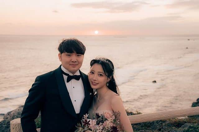 プレ花嫁の結婚式準備サイト farny 【ファーニー】さんのインスタグラム写真 - (プレ花嫁の結婚式準備サイト farny 【ファーニー】Instagram)「@farny_weddingをフォローして #プラコレ #美花嫁図鑑 を付けて投稿してください⡱ . ‥‥‥‥‥‥‥‥‥‥‥‥‥‥ Today's wedding photo from... @fukurena さん⚐* . YouTuberのふくれなさんとがーどまんさんが結婚を報告されました💍✨  海をバックにしたロケーションフォトがとても素敵ですよね💭  YouTubeでも結婚報告動画が更新されているので チェックしてみてくださいね👀 . ‥‥‥‥‥‥‥‥‥‥‥‥‥‥ . \\花嫁ライター募集中// @farny_wedding のDMに ”farny花嫁ライター希望”とお送りください✈︎✉︎ . \\花嫁アプリ // プロのアドバイザーに結婚式の相談を何度でも ウェディングドレスの記事や、 自分のウェディングレポを残せちゃう♡” . >>>TOPのURLからcheck ⋈ @placole_dressy >>>結婚のご相談は プラコレウェディングアドバイザーへ♡ @wedding_adviser >>>ウェディングレポを残したいなら、 farny by プラコレをcheck ✎ @farny_wedding >>>ウェディングアイデア＆DIYは ドレシーアイデアcheck ❁ @dressy_idea >>>素敵なドレスに出会いたい花嫁さま♡ @dressyonline_をcheck >>>お洒落で可愛いパパママ婚やフォトは @dressy.baby をcheck ∴ >>>鎌倉にOPEN”お花とドレスと紅茶のカフェ” @dressyroom_teaをcheck𓌉𓇋 . ‥‥‥‥‥‥‥‥‥‥‥‥‥‥ #プレ花嫁 #卒花嫁 #結婚準備 #結婚式 #結婚式場 #当日レポ #撮影指示書 #weddingtbt #weddingdress #ウェディングドレス #ウェディングフォト #ブライダルフェア #farnyレポ #美花嫁図鑑 #2023秋婚 #2023冬婚 #2023春婚 #2023夏婚 #mydress #동행플래너 #ふくれな #がーどまん #結婚発表 #結婚報告 #YouTuber」11月23日 16時55分 - farny_wedding