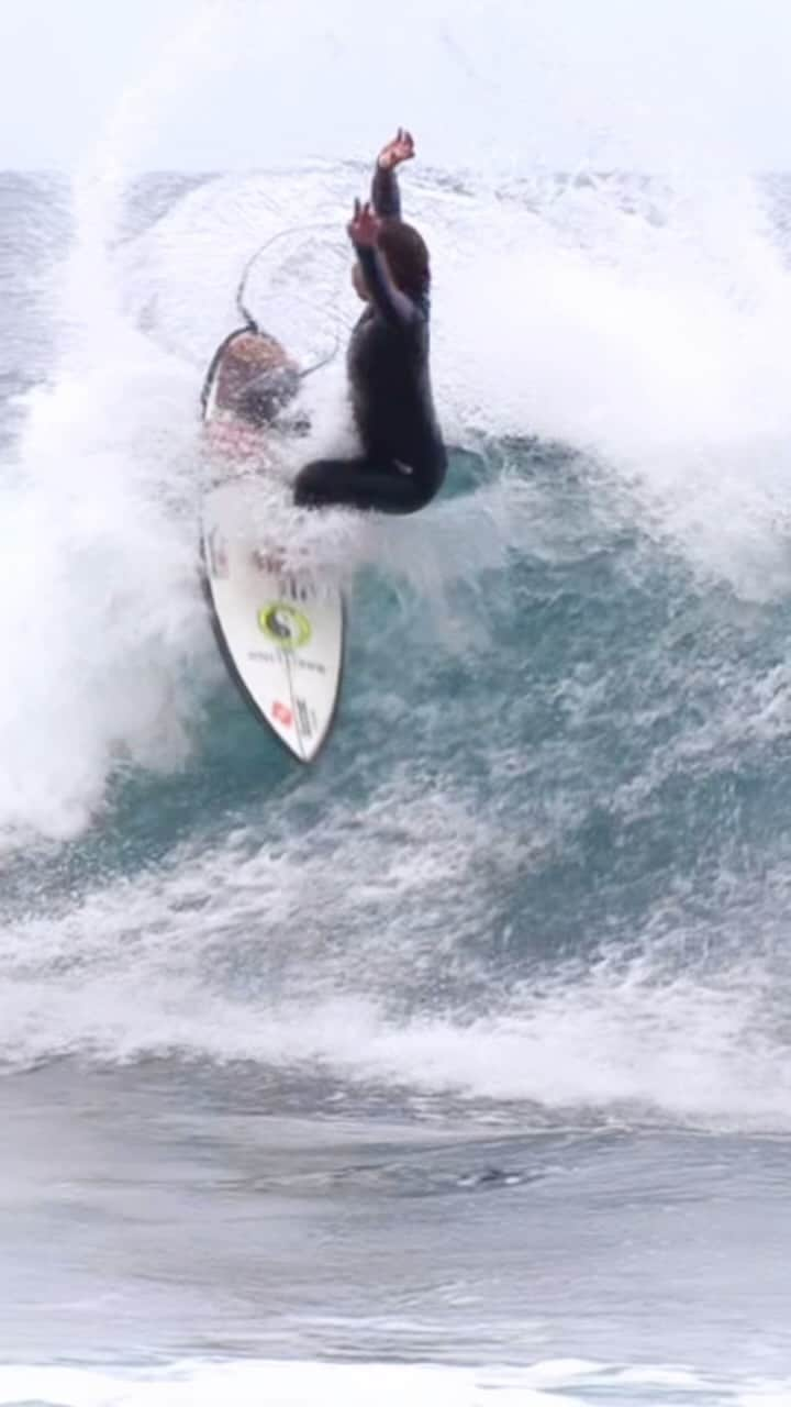 サリー・フィッツギボンズのインスタグラム：「Zig zaggin on my @tcsurfboards #MoneyPro model by @gpangsurf paired with my Signature SF @fcs_surf Fin and SF grip 🌊」