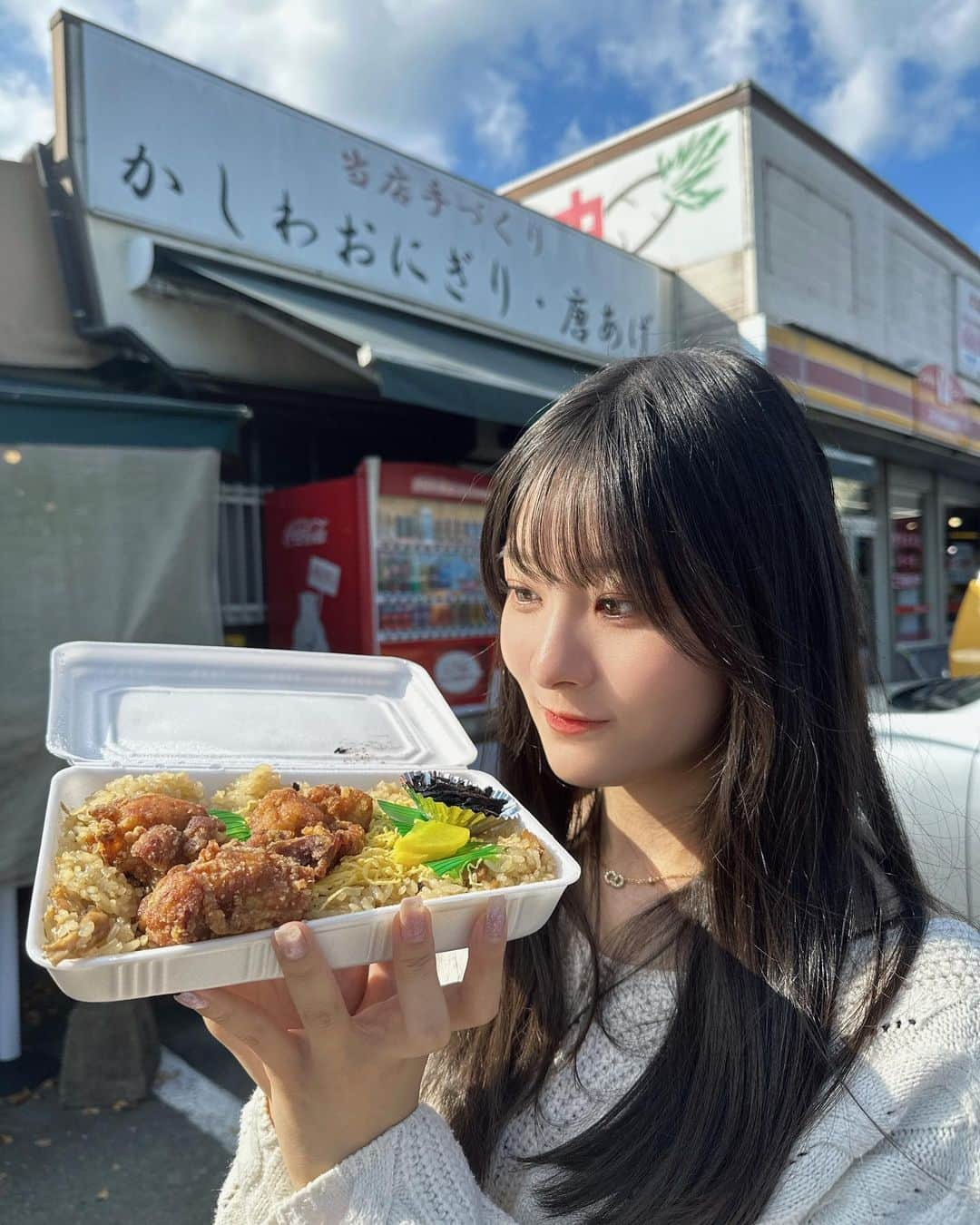 瀬田さくらのインスタグラム：「#🐓  唐揚げとかしわおにぎり 持ち帰り専門のお弁当屋さん  めしくうや に家族で行ってきました！  瀬田のオススメは とりめし弁当  味付け濃いめのとりめしと唐揚げの相性抜群✌︎ 硬めのご飯にこの味が小さい頃から大好きです🫶🏻 冷めても美味しいからチェンジ大盛もあり！  とりめしにマヨネーズをかけて食べるのが瀬田流💭  瀬田家で使っているヤマタカ醤油もあるよ〜🫶🏻  #福岡 #福岡グルメ #福岡ランチ #インスタグルメ  #早良区 #早良区グルメ #福岡テイクアウト #九州旅行  #fukuoka #fukuokafood #fukuokapics   #九州食文化愛好会 #瀬田さくら #ばってん少女隊  #アイドル #idol #いぬすたぐらむ   .」