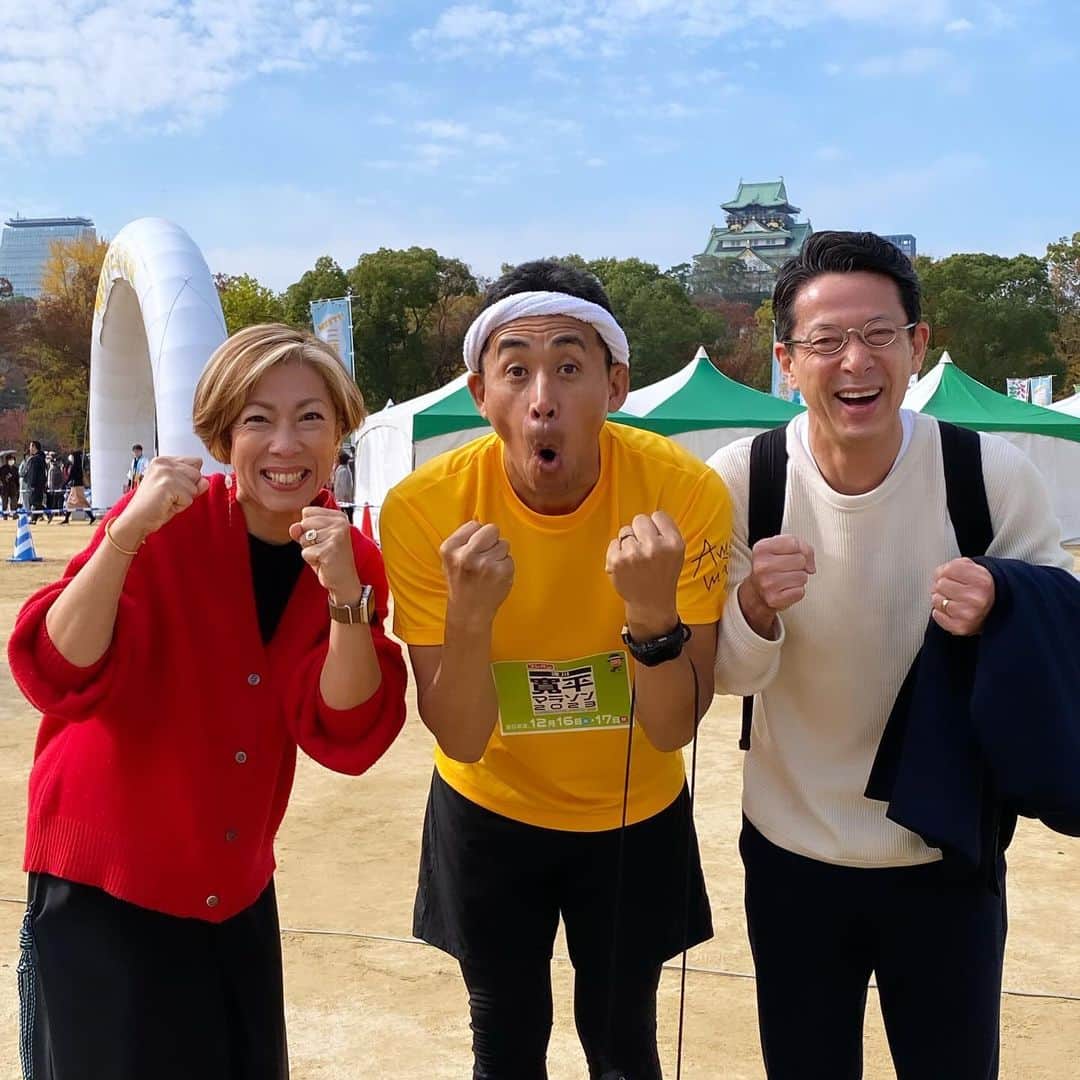 西川忠志のインスタグラム：「大阪城公園  本日、私は大阪城公園内 クールジャパンパークOSAKA・WWホールにて 吉本新喜劇・吉田裕座長作品の貸切公演でした。  ご来場頂きましたお客様、ありがとうございました🙇‍♂️  丁度、公園内広場の特設ステージでは ラジオ大阪の公開生放送が行われていて  石田靖さん、浅越ゴエさん、松本雅子さんとご一緒に 妹・かの子も出演させて頂いておりましたので 特設テントの楽屋にお邪魔して参りました😊  ゴエさん達は丁度、舞台上だったので 三人で大阪城をバックに撮らせていただきました。 石田さん提案のコツコツポーズで！ありがとうございました。  そして、ラジオ終わりで今度は妹が林檎の差し入れを持って WWホール楽屋に顔を出してくれました🍎 ありがとう😊  では家へ帰ります。  感謝 西川忠志」