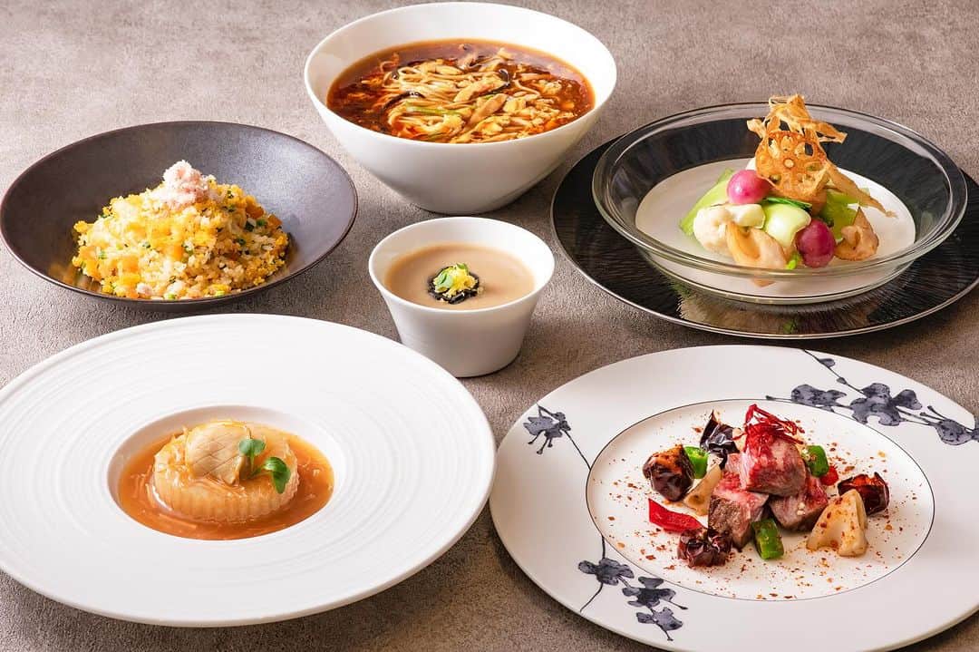 ヒルトン東京ベイ Hilton Tokyo Bayさんのインスタグラム写真 - (ヒルトン東京ベイ Hilton Tokyo BayInstagram)「🍽️中国料理「王朝」　豪華食材を使用した65品以上の本格中国料理をお好きなだけ楽しめるオーダービュッフェ11月23日（木・祝）より開催！   35年以上の歴史を継承しながらも、創造性豊かに革新を続けていく中国料理「王朝」は、その味覚すべてをご堪能いただくために、2023年11月23日（木・祝）より、季節ごとに変わる5品のメニューを含む、65品以上の料理から選べるオーダービュッフェを土日祝日限定ディナーで開催いたします。   オーダービュッフェではスターターとして、大人1名様につき1度限りお召し上がりいただけるスペシャルメニューをお持ちいたします。2月までは、「3種前菜盛り合わせ」や「海燕の巣のスープ 蟹肉と干し貝柱入り」、「北京ダック（2枚）」に加え、「和牛サーロインの角切り山椒唐辛子炒め」や、黄シェフスペシャルメニューの「ポルチーニ茸入り特製シューマイ」がございます🥟  2月までの季節限定メニューでは、2時間かけてゆっくり炊き上げた「鮑と干し貝柱の旨味を煮含ませた旬の大根 鮑添え」や、「黒酢の酸辣つゆそば」、「蟹肉とからすみのチャーハン」など、シェフの個性あふれる逸品をご堪能いただけます。また、中国国家認定の高級点心師、黄（こう）シェフの長年培った経験を活かした、海老入り蒸し餃子や海鮮シューマイなどの本格的な点心料理もお好きなだけお楽しみください！  王朝ならではのここでしか味わえない料理を贅沢に詰めこんだプランは、1日につき20名様限定でご案内いたします。   詳細はプロフィールから公式HPへ💨 @hiltontokyobay   【王朝オーダービュッフェ詳細】 ⚫︎会場: 地下1階　中国料理「王朝」  ⚫︎営業: 2023年11月23日（木・祝）より土日祝日限定 ※2023年12月30日（土）～2024年1月3日（水）を除く ⚫︎時間: 17:30～22:00　（最終来店19:00） ※2時間制 ⚫︎料金: 大人 13,500円　お子様（4～8歳）2,700円　お子様（9～12歳）3,900円 ⚫︎ 定休日：火、水  #ヒルトン東京ベイ #ヒルトン #千葉 #舞浜 #東京ディズニーリゾート #中国料理 #王朝 #ホテルディナー #オーダービュッフェ #本格中華 #点心 #高級食材 #お好きなだけ#王朝の味覚　#hilton #hiltontokyobay #maihama #tokyodisneyresort #restaurant #Chinese #Chinesecuisine #orderbuffet #buffet #dimsum」11月23日 16時53分 - hiltontokyobay