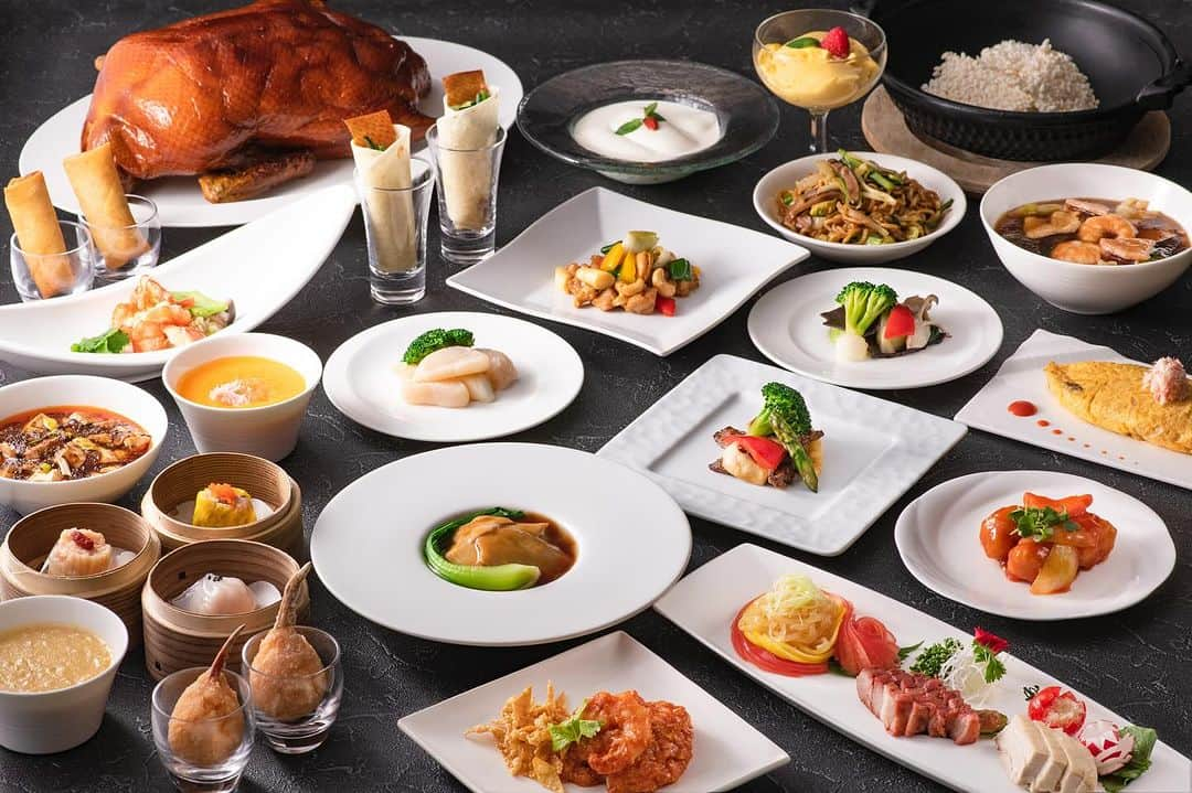 ヒルトン東京ベイ Hilton Tokyo Bayのインスタグラム：「🍽️中国料理「王朝」　豪華食材を使用した65品以上の本格中国料理をお好きなだけ楽しめるオーダービュッフェ11月23日（木・祝）より開催！   35年以上の歴史を継承しながらも、創造性豊かに革新を続けていく中国料理「王朝」は、その味覚すべてをご堪能いただくために、2023年11月23日（木・祝）より、季節ごとに変わる5品のメニューを含む、65品以上の料理から選べるオーダービュッフェを土日祝日限定ディナーで開催いたします。   オーダービュッフェではスターターとして、大人1名様につき1度限りお召し上がりいただけるスペシャルメニューをお持ちいたします。2月までは、「3種前菜盛り合わせ」や「海燕の巣のスープ 蟹肉と干し貝柱入り」、「北京ダック（2枚）」に加え、「和牛サーロインの角切り山椒唐辛子炒め」や、黄シェフスペシャルメニューの「ポルチーニ茸入り特製シューマイ」がございます🥟  2月までの季節限定メニューでは、2時間かけてゆっくり炊き上げた「鮑と干し貝柱の旨味を煮含ませた旬の大根 鮑添え」や、「黒酢の酸辣つゆそば」、「蟹肉とからすみのチャーハン」など、シェフの個性あふれる逸品をご堪能いただけます。また、中国国家認定の高級点心師、黄（こう）シェフの長年培った経験を活かした、海老入り蒸し餃子や海鮮シューマイなどの本格的な点心料理もお好きなだけお楽しみください！  王朝ならではのここでしか味わえない料理を贅沢に詰めこんだプランは、1日につき20名様限定でご案内いたします。   詳細はプロフィールから公式HPへ💨 @hiltontokyobay   【王朝オーダービュッフェ詳細】 ⚫︎会場: 地下1階　中国料理「王朝」  ⚫︎営業: 2023年11月23日（木・祝）より土日祝日限定 ※2023年12月30日（土）～2024年1月3日（水）を除く ⚫︎時間: 17:30～22:00　（最終来店19:00） ※2時間制 ⚫︎料金: 大人 13,500円　お子様（4～8歳）2,700円　お子様（9～12歳）3,900円 ⚫︎ 定休日：火、水  #ヒルトン東京ベイ #ヒルトン #千葉 #舞浜 #東京ディズニーリゾート #中国料理 #王朝 #ホテルディナー #オーダービュッフェ #本格中華 #点心 #高級食材 #お好きなだけ#王朝の味覚　#hilton #hiltontokyobay #maihama #tokyodisneyresort #restaurant #Chinese #Chinesecuisine #orderbuffet #buffet #dimsum」