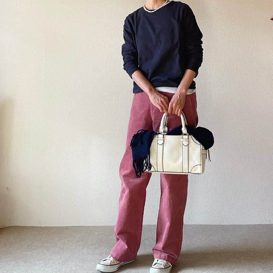 canariaのインスタグラム：「_  ネイビー、ピンク、ホワイトの トリコロール  tops #canaria_style pants #無印良品 shoes #converse  bag #zara stole #vintage  t-shirt #canaria_style necklace #canariacoordinates   #アラフィフファッション #50代ファッション #カジュアルスタイル #canariacoordinates」