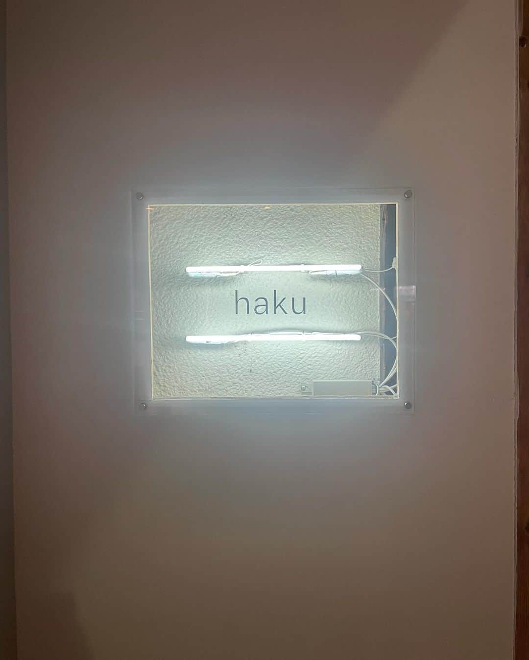 i.e.さんのインスタグラム写真 - (i.e.Instagram)「京都haku個展開催中です。　@haku_kyoto  平日もご来場・snsでのシェア、ありがとうございます。  明日24日から3日間、個人的に非常に楽しみにしていたスペシャルイベントです！  私の方はライブペイントの他にも、 @gemini_tale から提供して頂いたランジェリーの生地を使用した、新作シルクスクリーン作品3点も追加展示予定です！  前回代官山蔦屋書店でお披露目したヴィンテージテキスタイルとはまた表情の違うファビュラスなコレクションになっています💋ふふ  今だけのこの空間で、みなさまお待ちしております。 (メンズアイテムもございますので男性のみなさまも遠慮なくご来場くださいね、かっこいいですよ)  以下  @mool_lingerie より...   明日から京都にてPOPUPがスタートいたします。 今回は、 @itabamoe 氏の作品展示の中で、 ランジェリーショッピングをお楽しみいただけます。  さらに、スペシャルなイベントも🎨 コラボレーションによるライブペイントを行います。 どなた様でもご入場いただけます。 是非、お立ち寄りください💋  【EVENT】 11.25 (sat) 18:00- ライブパフォーマンス @itabamoe × MOOL model @theendlolita . . 🌕POPUP in KYOTO🌕 11.24(Fri)-11.26(Sun) Open 12:00-20:00 @haku_kyoto . 【EXHIBITION】 itabamoe Exhibition “Bathe” 2023.11.17(Fri)-12.3(Sun) @itabamoe . 【ACCSESS】 haku kyoto 京都府京都市下京区中之町５６６ . . #moollingerie #itabamoe  #art #artist  #artwork  #ギャラリー #芸術 #美術  #現代アート #現代美術 #artwork #artist #contemporaryart #artcollection」11月23日 16時58分 - itabamoe