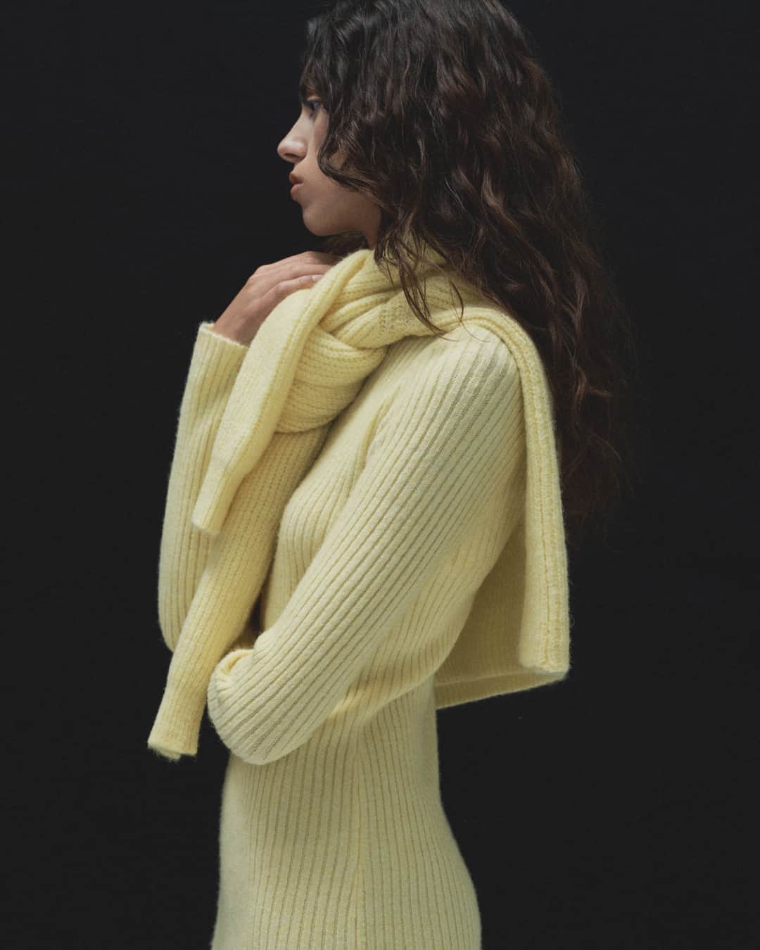 MANGOのインスタグラム：「Bringing you some fresh inspiration for what to wear when the temperatures drop 💛 Discover our latest winter essentials at mango.com. ⁣ Dress: 57029122 ⁣ Sweater: 57009126 ⁣ #MangoWoman」