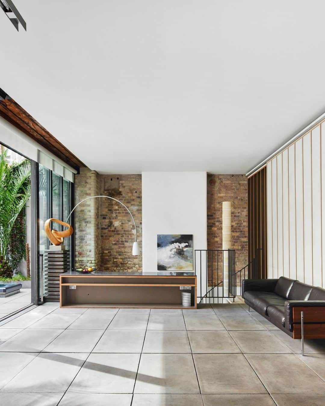 The Modern Houseのインスタグラム：「#forsale In the Picture: a striking east London warehouse apartment in a former art gallery.  Follow the link in bio for the sales listing.  Dingley Place, London EC1」