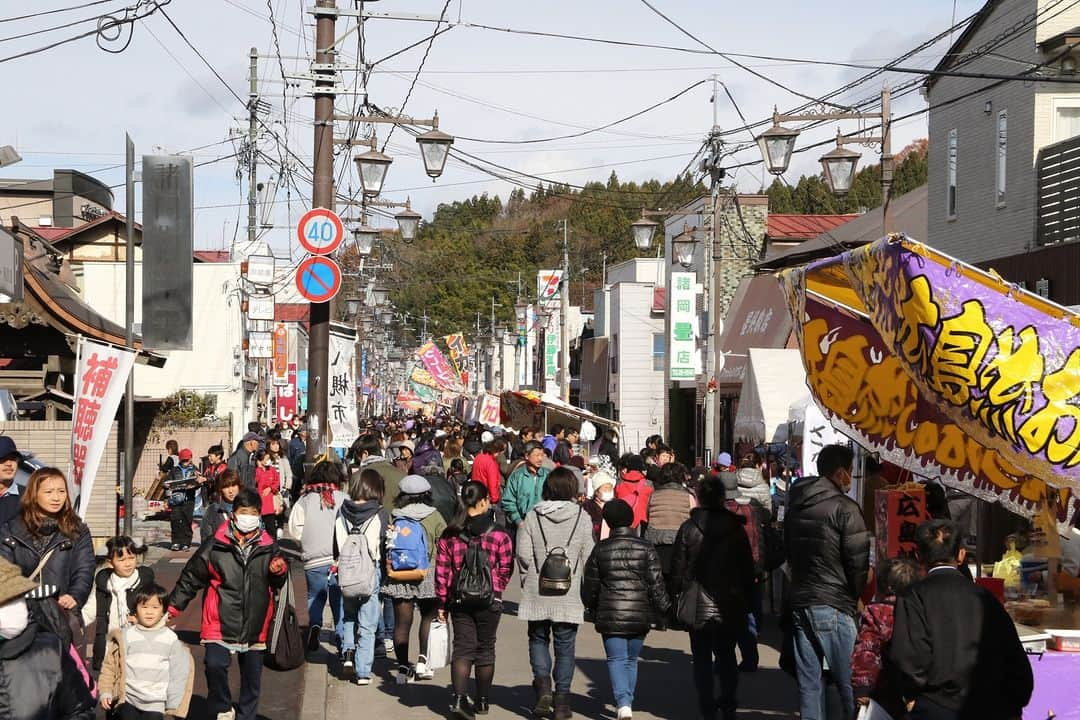 福島県さんのインスタグラム写真 - (福島県Instagram)「【今日は勤労感謝の日】  勤労感謝の日は日頃の労働をねぎらう日とされる祝日ですが、元々は農作物の恵みに感謝し、秋の収穫を祝う「新嘗（にいなめ）祭」が由来とされています。  11月23日（木）には、石川町で「八槻（やつき）市」が開催されます。五穀豊穣を祝う近津（ちかつ）神社の例大祭に合わせた市で、毎年勤労感謝の日に行われています。  地元では「やつきさま」と親しまれ、当日は南町から荒町に向かってたくさんの露店が並び、無病息災と家内安全の縁起物としてのユズやショウガのほか、衣類や日用雑貨など冬支度に欠かせないものが販売されます。  石川町ならではの晩秋の風物詩をぜひ楽しんでみてくださいね。  #勤労感謝の日 #新嘗祭 #八槻市 #例大祭 #石川町 #中通り #福島県 #ishikawatawn #fukushima #RealizeFukushima #NotADreamFukushima #ひとつひとつ実現するふくしま」11月23日 17時00分 - realize_fukushima