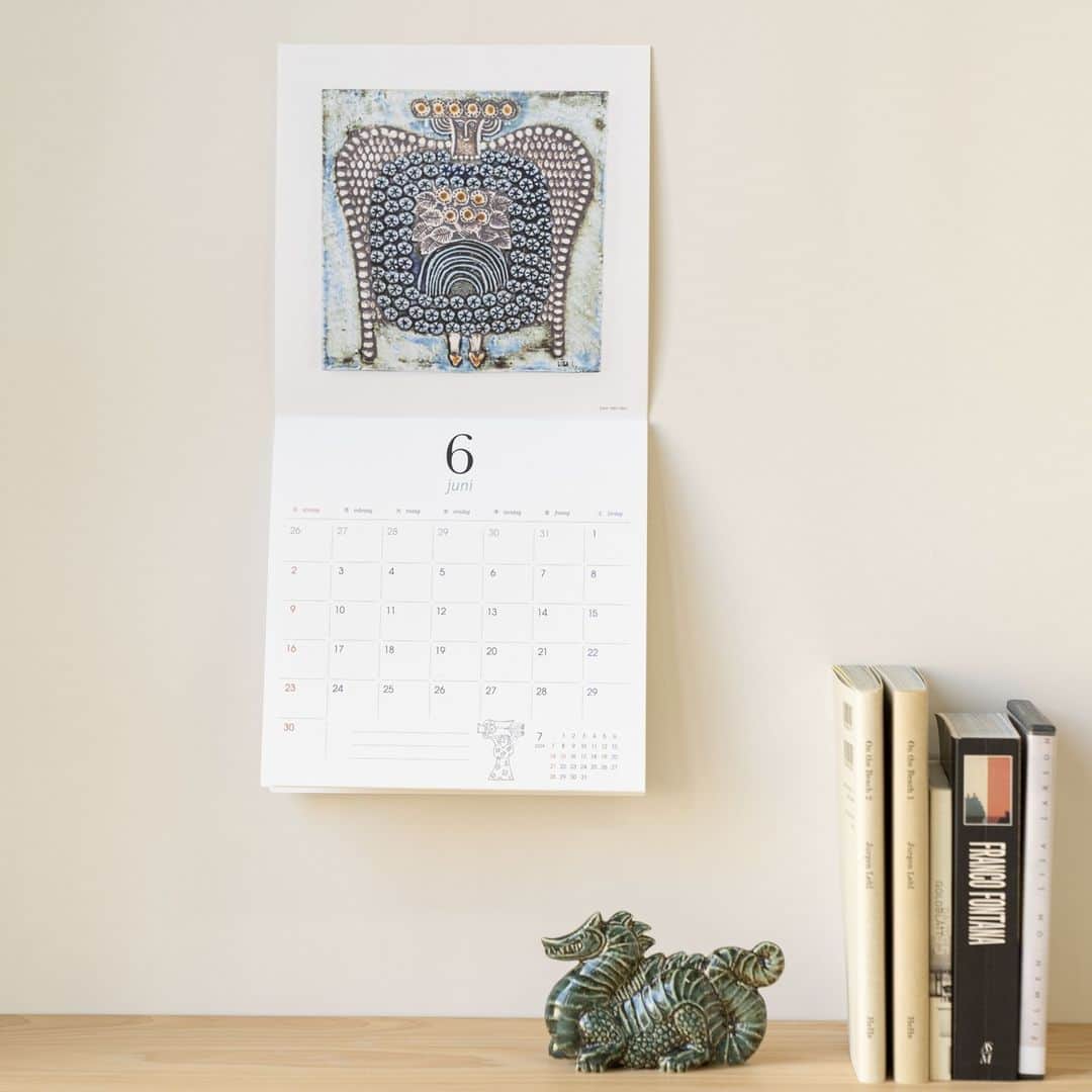 リサラーソンさんのインスタグラム写真 - (リサラーソンInstagram)「【2024年に向かって！】⁠ ⁠  毎年この時期の発売を楽しみにしてくださっているかたも多い、リサ・ラーソンのカレンダー。⁠ こちらはリサの陶器作品をモチーフにした壁掛けタイプです。⁠ ⁠ 日付部分はシンプルなデザインなので予定も書き込みやすく、ちょっとしたメモを残せるスペースがあるのも人気のヒミツ。⁠ どの月からもリサの陶器が持つ愛らしい雰囲気を感じられます。⁠ ⁠ 壁掛けカレンダー2024（リサ・ラーソン　セラミックワークス）⁠ https://shop.tonkachi.co.jp/products/ll2190⁠ ⁠ ================⁠ ⁠ トンカチストアはプロフィールのリンクよりご覧いただけます。⁠ ⁠ →@lisalarsonjp⁠ ⁠ ➡️TONKACHI STOREでもリサ・ラーソンの情報をお届けしております。⁠ ぜひフォローしてくださいね。⁠ →@tonkachi_store⁠ ⁠ ================⁠ ⁠ #LisaLarson #リサラーソン #tonkachi #トンカチ #tonkachistore #トンカチストア #🔨#Sweden #スウェーデン #北欧 #北欧インテリア #北欧雑貨 #北欧ライフスタイル #ceramic #陶器 #陶芸家 #作家  #gift #ギフト #暮らしを楽しむ #暮らし #カレンダー」11月23日 17時01分 - lisalarsonjp