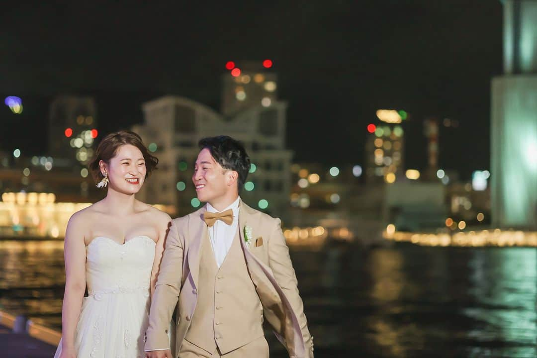 【公式】小さな結婚式さんのインスタグラム写真 - (【公式】小さな結婚式Instagram)「. @petit.wedding をフォローしてね♩ #小さな結婚式 をつけてのお写真投稿も大歓迎です♡ こちらの公式IGでリグラムさせていただきます＊ . 100万ドルの夜景と称される 神戸の美しいハーバービューを堪能できる一枚♪  海に反射する光が幻想的で ロマンティックな雰囲気を演出します✨ . >>#小さな結婚式神戸モザイク店 . ——————— #petitwedding #ラヴィファクトリー #前撮り #結婚式 #プレ花嫁 #卒花 #家族婚 #少人数結婚式 #ウェディング #wedding #bridal #weddingdress #花嫁 #挙式 #結婚式準備 #式場探し #日本中のプレ花嫁さまと繋がりたい #結婚式の思い出に浸る会 #結婚準備 #神戸花嫁 #ウェディングフォト #花嫁コーディネート #神戸夜景 #モザイク #ハーバーランド #ナイトウェディング #ロケーションフォト #2023冬婚」11月23日 17時00分 - petit.wedding