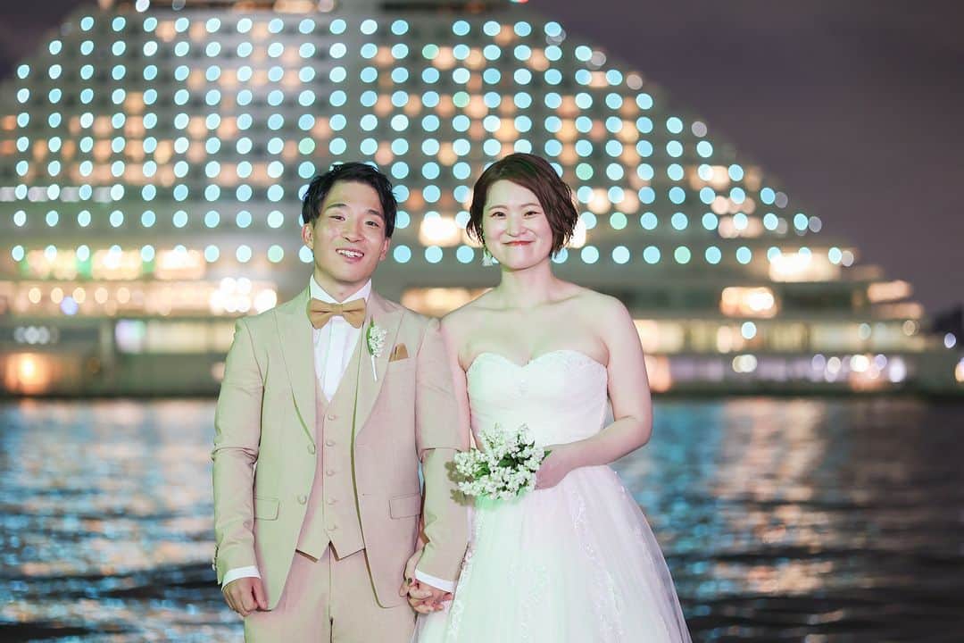 【公式】小さな結婚式さんのインスタグラム写真 - (【公式】小さな結婚式Instagram)「. @petit.wedding をフォローしてね♩ #小さな結婚式 をつけてのお写真投稿も大歓迎です♡ こちらの公式IGでリグラムさせていただきます＊ . 100万ドルの夜景と称される 神戸の美しいハーバービューを堪能できる一枚♪  海に反射する光が幻想的で ロマンティックな雰囲気を演出します✨ . >>#小さな結婚式神戸モザイク店 . ——————— #petitwedding #ラヴィファクトリー #前撮り #結婚式 #プレ花嫁 #卒花 #家族婚 #少人数結婚式 #ウェディング #wedding #bridal #weddingdress #花嫁 #挙式 #結婚式準備 #式場探し #日本中のプレ花嫁さまと繋がりたい #結婚式の思い出に浸る会 #結婚準備 #神戸花嫁 #ウェディングフォト #花嫁コーディネート #神戸夜景 #モザイク #ハーバーランド #ナイトウェディング #ロケーションフォト #2023冬婚」11月23日 17時00分 - petit.wedding