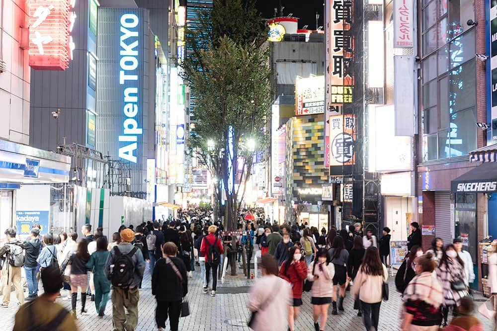 東京都庁広報課のインスタグラム：「新宿 2023 ハロウィン当日(2023.10.31撮影)  最寄駅：新宿駅  #tokyotokyo #tokyogram #moodygrams #jp_gallery #ptk_japan #gdayjapan #realtokyolife #beautifuldestinations #tokyojapan #instatokyo #loves_nippon #phos_japan #bestjapanpics #cooljapan #japan_of_insta #photo_jpn #illgrammers #景色 #東京 #東京都 #東京観光 #東京旅行 #東京散歩 #風景 #街の風景 #東京風景 #Tokyo #东京 #도쿄 #tokyogood」