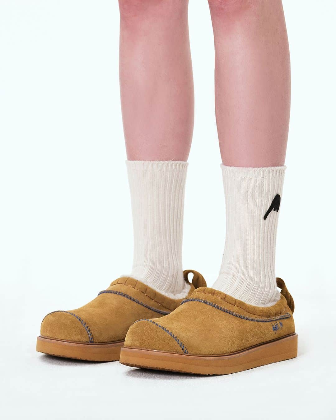 ADER errorのインスタグラム：「ADERERROR’s ‘Moc’ line unveiled for the winter season.   The ‘Moc’ line reproduces the design of the long-standing Indian moccasin and proposes a new twist on the familiar classic.  윈터 시즌을 위한 아더에러의 ‘Moc(모크)’ 라인 공개.  ‘Moc(모크)’ 라인은 오랜 전통을 지닌 인디언 모카신의 디자인을 복각하여 익숙하지만 새로운 뉴 클래식을 제안합니다.  11월 23일  - 공식 온라인 스토어  11월 24일  - 한남, 잠실 플러그샵 / 홍대,성수,신사 스페이스  11월 25일  - 대전, 해운대 플러그샵 / 서면 스페이스   #Moc」