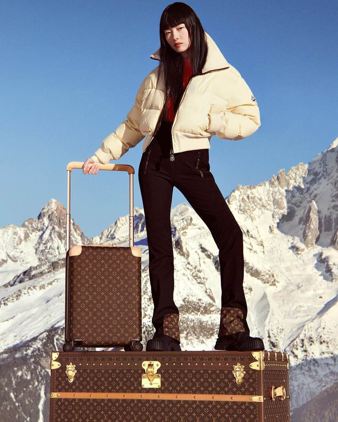 LVMHさんのインスタグラム写真 - (LVMHInstagram)「Fei Fei Sun for @louisvuitton: Horizons Never End.  Evoking the Maison’s spirit of travel, Fei Fei Sun embarks on a journey through the French Alps in pursuit of a snowcapped escape with her Horizon luggage.   #LVMH #LouisVuitton」11月23日 17時02分 - lvmh