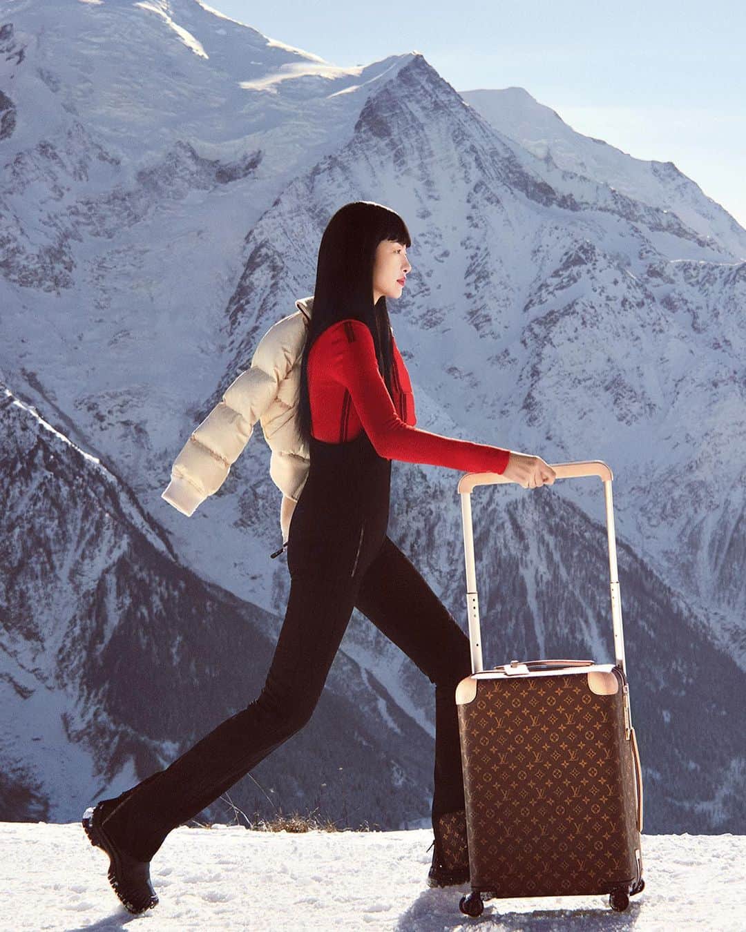 LVMHさんのインスタグラム写真 - (LVMHInstagram)「Fei Fei Sun for @louisvuitton: Horizons Never End.  Evoking the Maison’s spirit of travel, Fei Fei Sun embarks on a journey through the French Alps in pursuit of a snowcapped escape with her Horizon luggage.   #LVMH #LouisVuitton」11月23日 17時02分 - lvmh