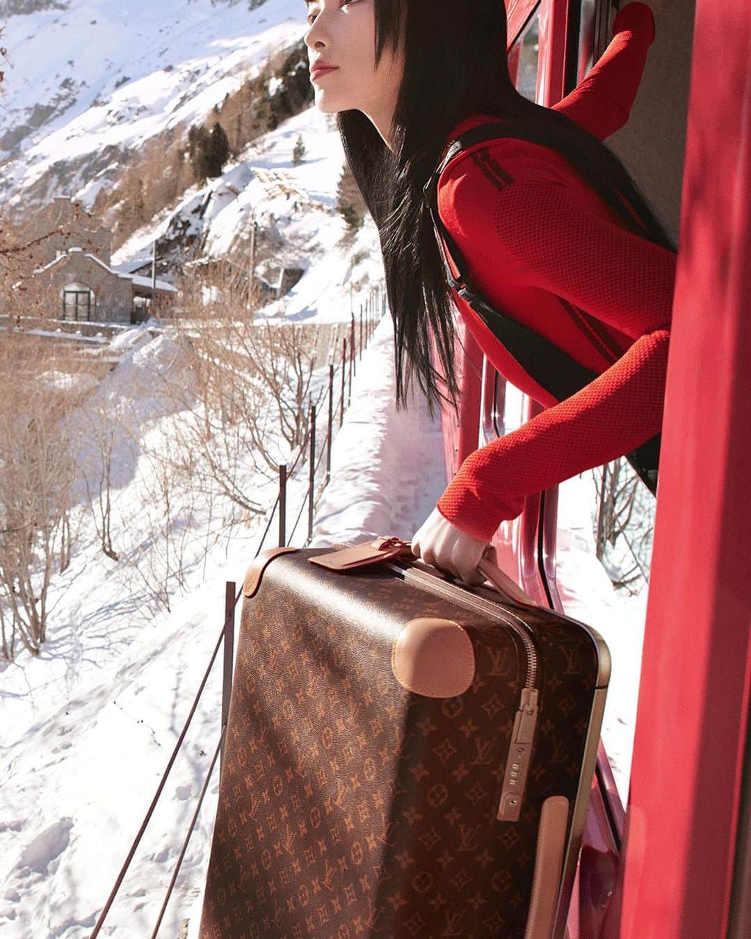 LVMHさんのインスタグラム写真 - (LVMHInstagram)「Fei Fei Sun for @louisvuitton: Horizons Never End.  Evoking the Maison’s spirit of travel, Fei Fei Sun embarks on a journey through the French Alps in pursuit of a snowcapped escape with her Horizon luggage.   #LVMH #LouisVuitton」11月23日 17時02分 - lvmh