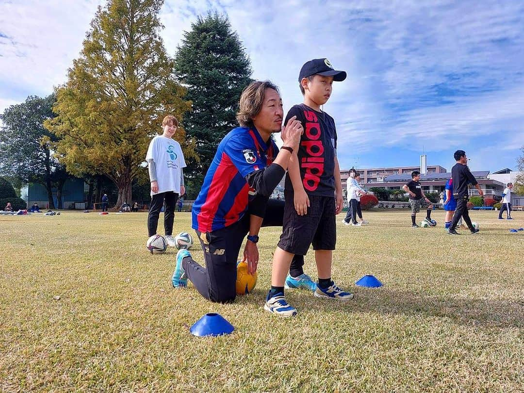 石川直宏さんのインスタグラム写真 - (石川直宏Instagram)「『あおぞらサッカー教室 in 日本郵船』  味スタが目の前🏟️✨ 日本郵船飛田給体育場で行った【あおぞらサッカー教室】  気候もピッチコンディションも最幸🙌  参加してくれた子どもたちや親御さん 日本郵船の皆さん FC東京普及部コーチ陣 と、笑顔溢れる時間を共有しました😄  またいっしょにけろうね⚽️💙❤️  みっちーコーチ 誕生日おめでとう🎂✨  #あおぞらサッカー教室 #日本郵船 #NYK #fctokyo #FC東京 @fctokyoofficial  #Chofu #調布 #Tokyo #東京 #東京が熱狂 #FC東京普及部 #FC東京ファミリー #fctokyoclubcommunicator  #FC東京クラブコミュニケーター #NaohiroIshikawa #石川直宏」11月23日 17時12分 - sgss.18